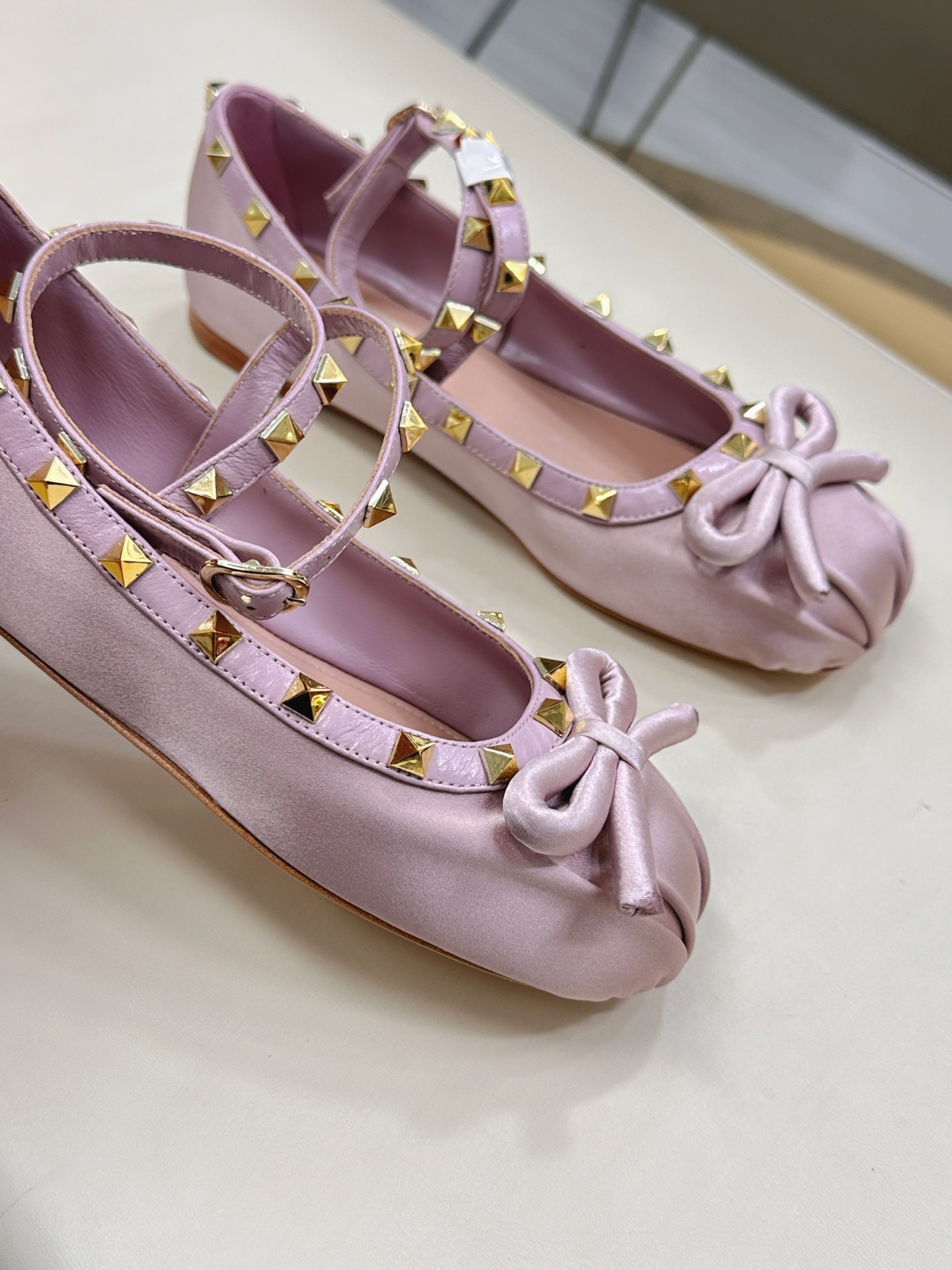 Valentino Garavani Ballet Shoes: Classic Rockstud Elements in New Collection - 图片 6