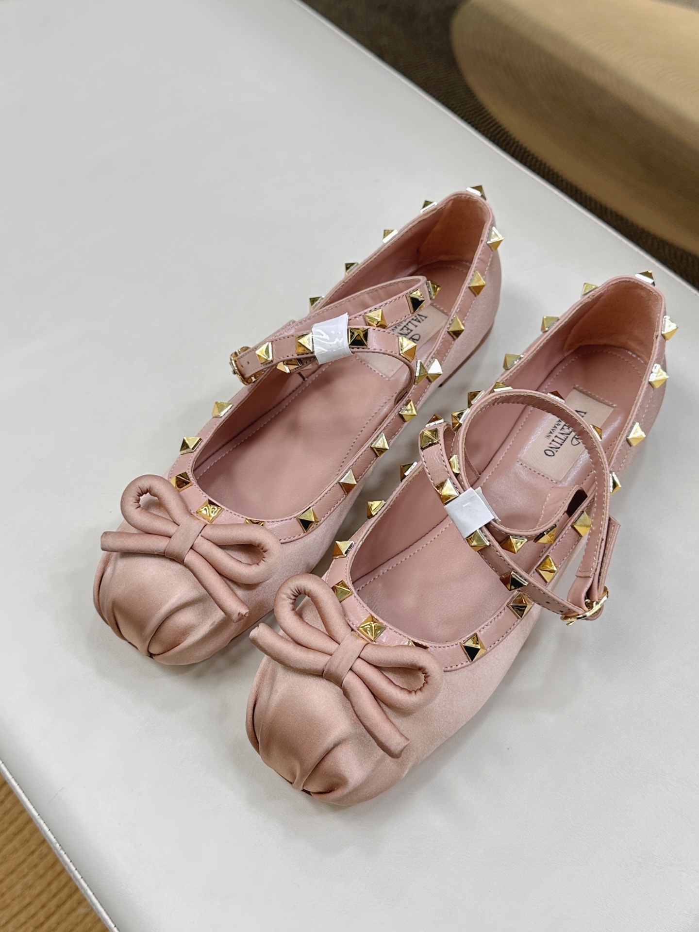 Valentino Garavani Ballet Shoes: Classic Rockstud Elements in New Collection - 图片 1