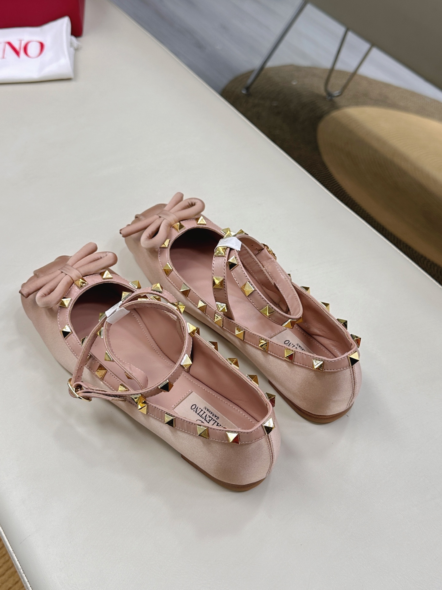 Valentino Garavani Ballet Shoes: Classic Rockstud Elements in New Collection - 图片 5