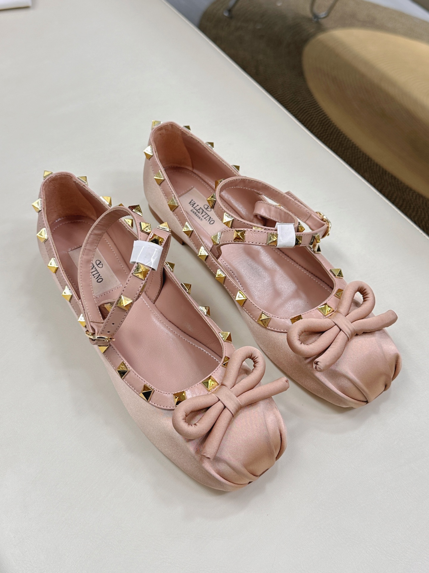 Valentino Garavani Ballet Shoes: Classic Rockstud Elements in New Collection - 图片 2