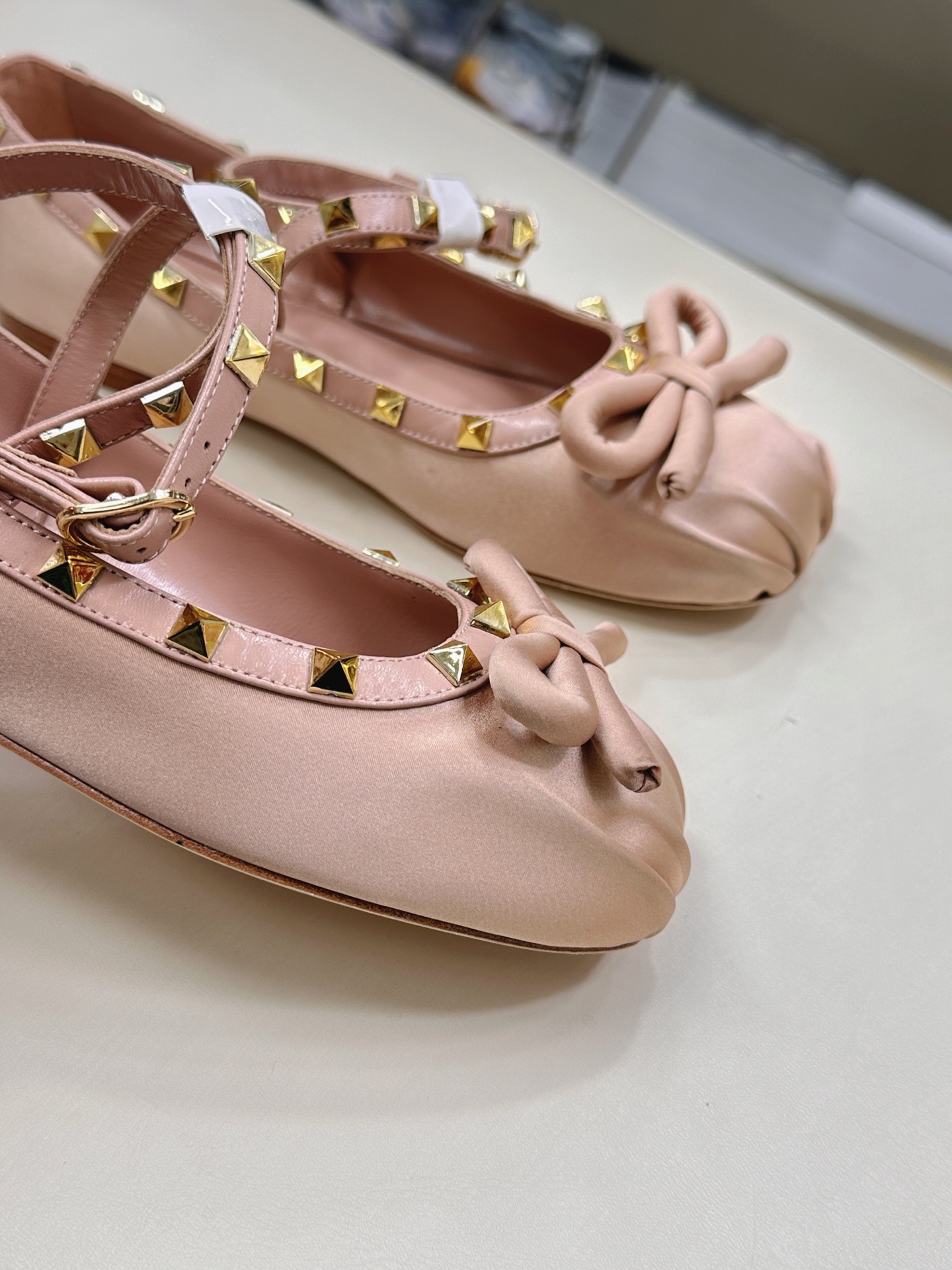 Valentino Garavani Ballet Shoes: Classic Rockstud Elements in New Collection - 图片 4