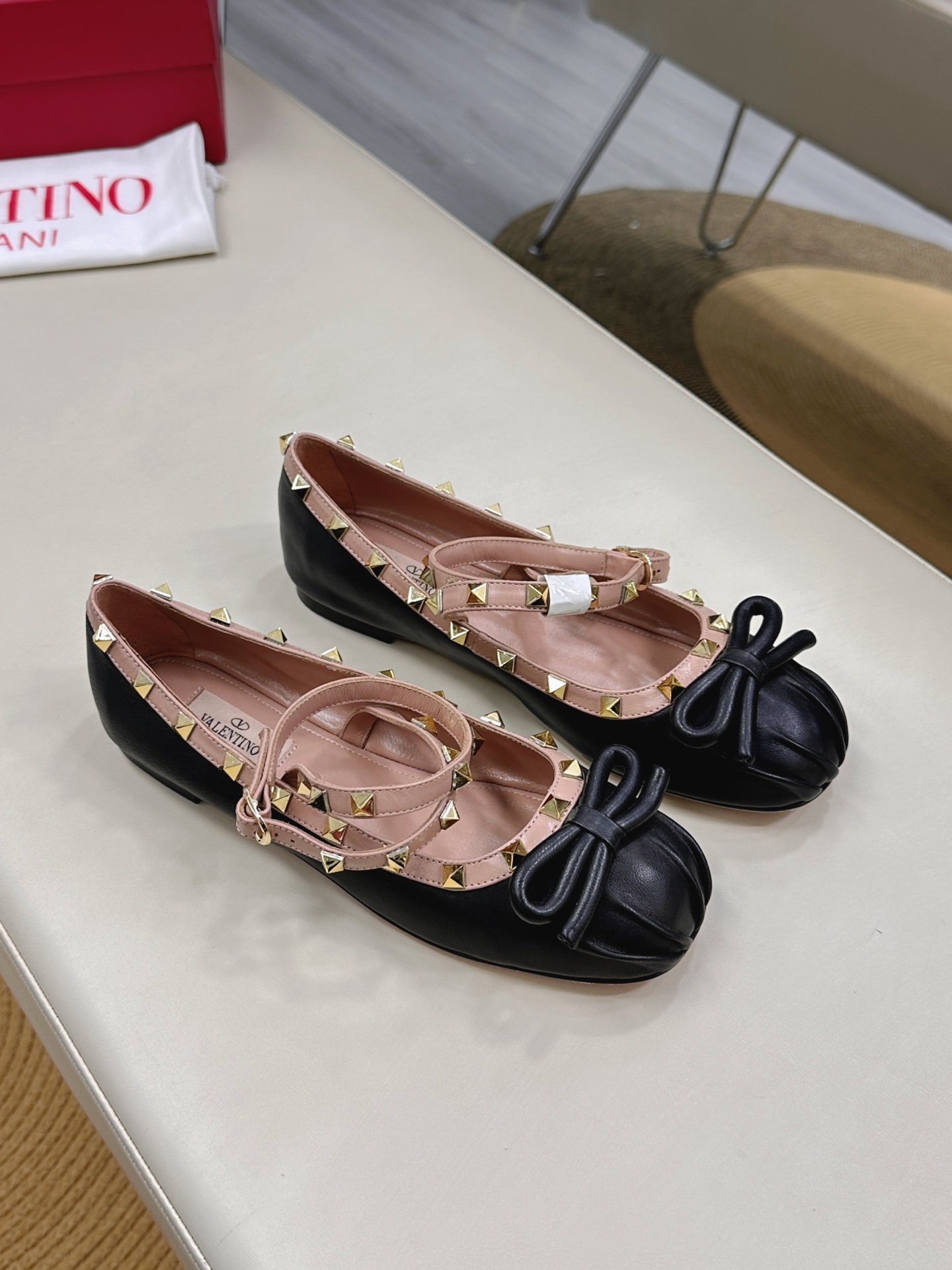 Valentino’s New Ballet Shoes Collection with Rockstud Elements – Elegant and Stylish Design - 图片 3