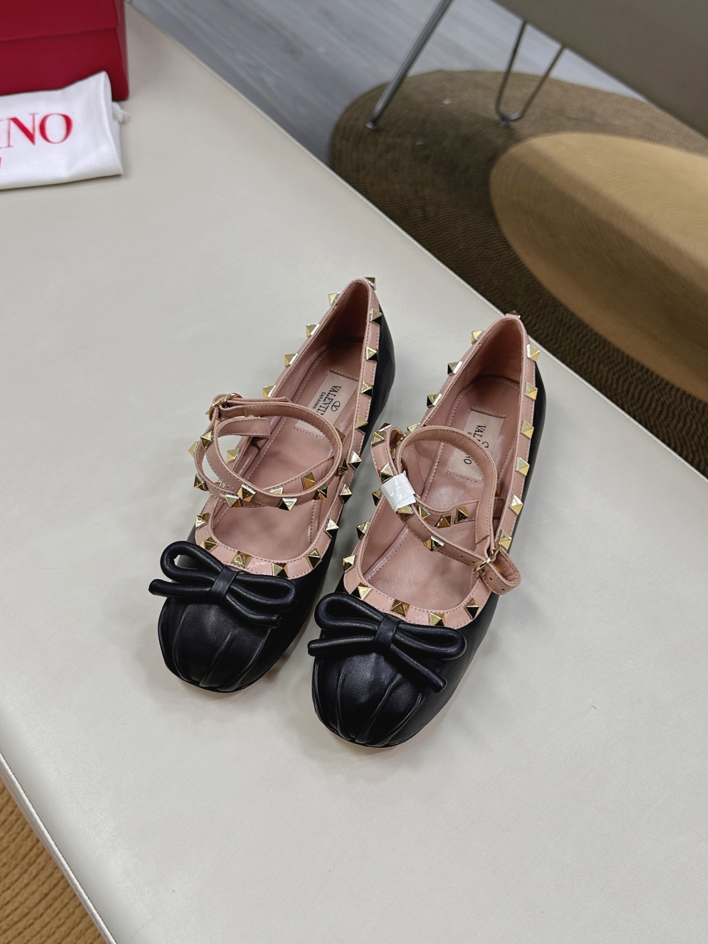 Valentino’s New Ballet Shoes Collection with Rockstud Elements – Elegant and Stylish Design - 图片 2