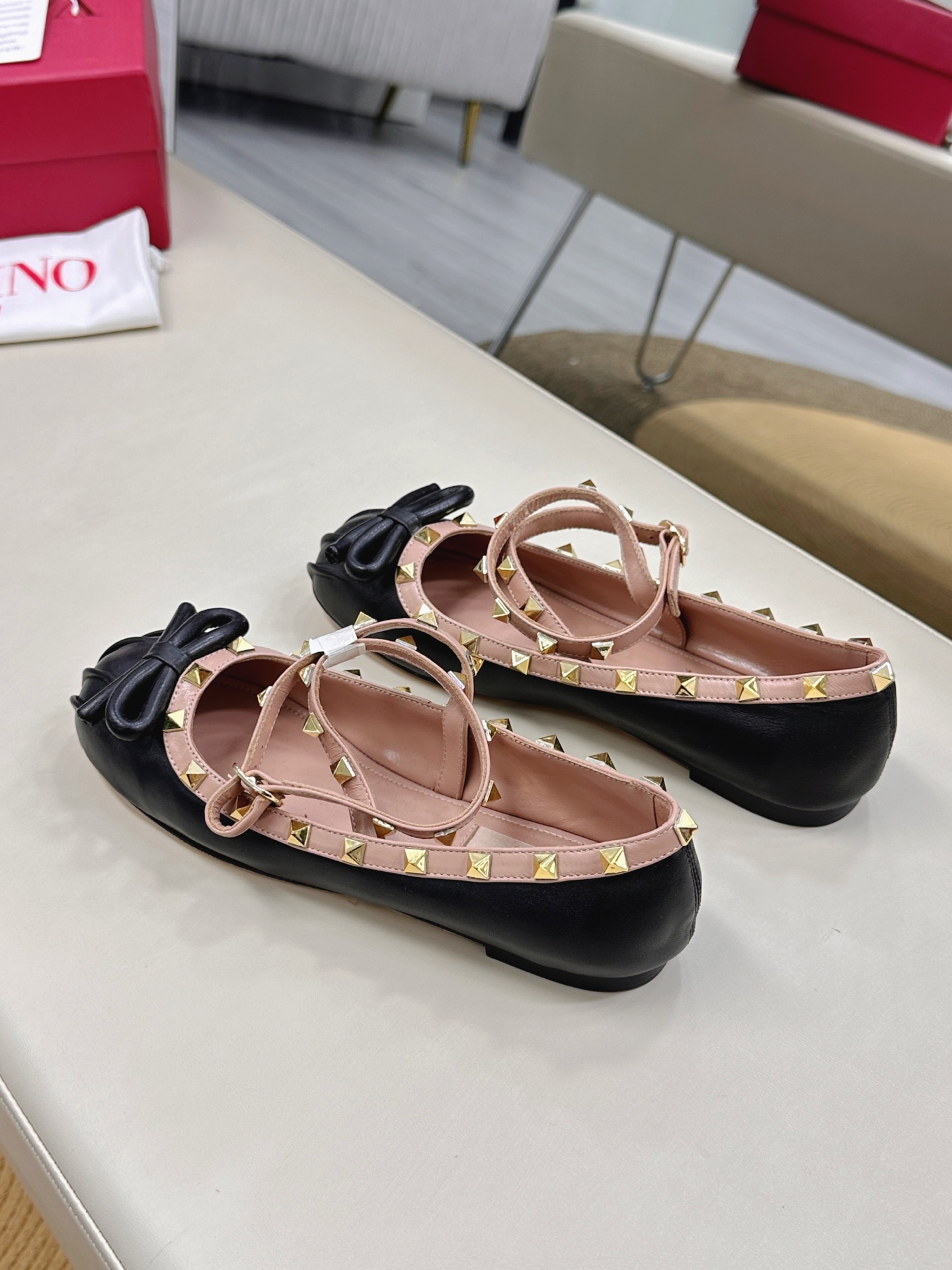 Valentino’s New Ballet Shoes Collection with Rockstud Elements – Elegant and Stylish Design - 图片 6