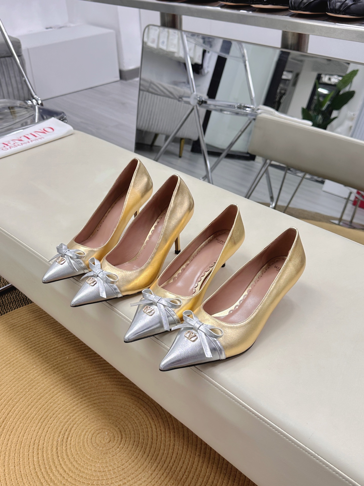 NO:403867,Top version - genuine leather sole VALENTINO latest V Logo SIGNAl small V button bow splicing design high heels. New colors are available in early spring [sandals single shoes] ●━━━━━━━━━━━━━━━━─────────────────────────────────────────────────────────────────────────────────────────────────────────────────────────────────────────�  ●━━━━━━━━─────────────────────────────, high heels, valentino, sandals, high heels, cowhide, sheepskin19860909顶级版-真皮底VALENTINO  最新V Logo SIGNAl小V扣蝴蝶结拼接设计高跟鞋 早春新色上市【凉鞋单鞋】 ●━━━━━━────── 面料牛皮+漆皮 ●━━━━━━────── 内里全粒面羊皮 ●━━━━━━────── 大底意大利真皮 ●━━━━━━────── 中底原版意大利进口材料 ●━━━━━━────── 配色【牛皮金银】多色可选 ●━━━━━━────── 跟高4.0/8.0cm ●━━━━━━────── 配码35 -39（34 40 41定做不退换） ●━━━━━━────── 包装专柜同步包装 ●━━━━━━─────,高跟鞋,valentino,sandals,high heels,cowhide,sheepskin,Women's Shoes