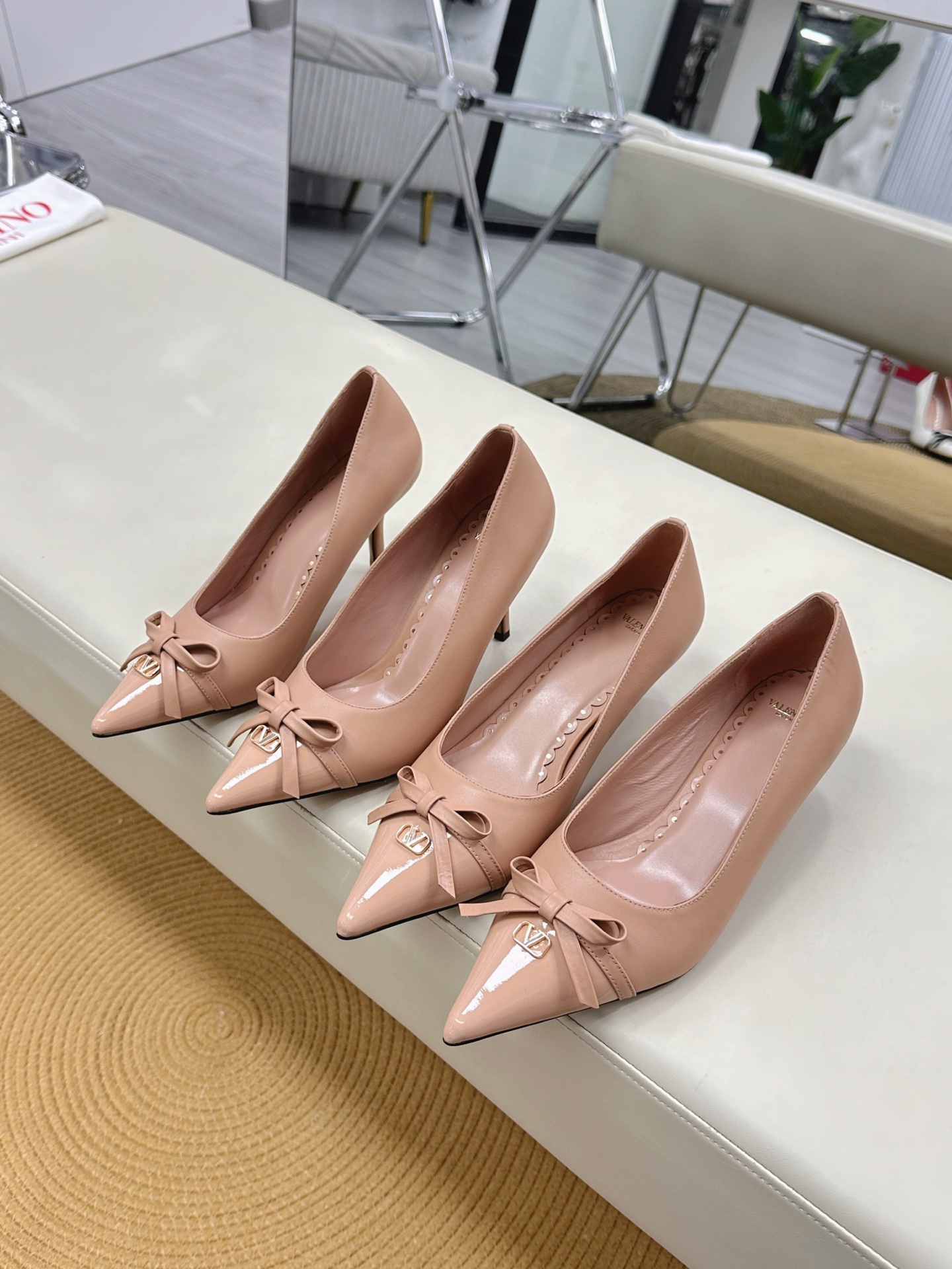 NO:403841,Top version - genuine leather sole VALENTINO latest V Logo SIGNAl small V button bow splicing design high heels. New colors are available in early spring [sandals single shoes] ●━━━━━━━━━━━━━━━━━━───────────────────────────────────────────────────────────────────────────────────────────────────────────────────────────────────────�  ●━━━━━━━━─────────────────────────────, high heels, valentino, sandals, high heels, cowhide, sheepskin19860909顶级版-真皮底VALENTINO  最新V Logo SIGNAl小V扣蝴蝶结拼接设计高跟鞋 早春新色上市【凉鞋单鞋】 ●━━━━━━────── 面料牛皮+漆皮 ●━━━━━━────── 内里全粒面羊皮 ●━━━━━━────── 大底意大利真皮 ●━━━━━━────── 中底原版意大利进口材料 ●━━━━━━────── 配色【牛皮杏色+漆皮】多色可选 ●━━━━━━────── 跟高4.0/8.0cm ●━━━━━━────── 配码35 -39（34 40 41定做不退换） ●━━━━━━────── 包装专柜同步包装 ●━━━━━━─────,高跟鞋,valentino,sandals,high heels,cowhide,sheepskin,Women's Shoes