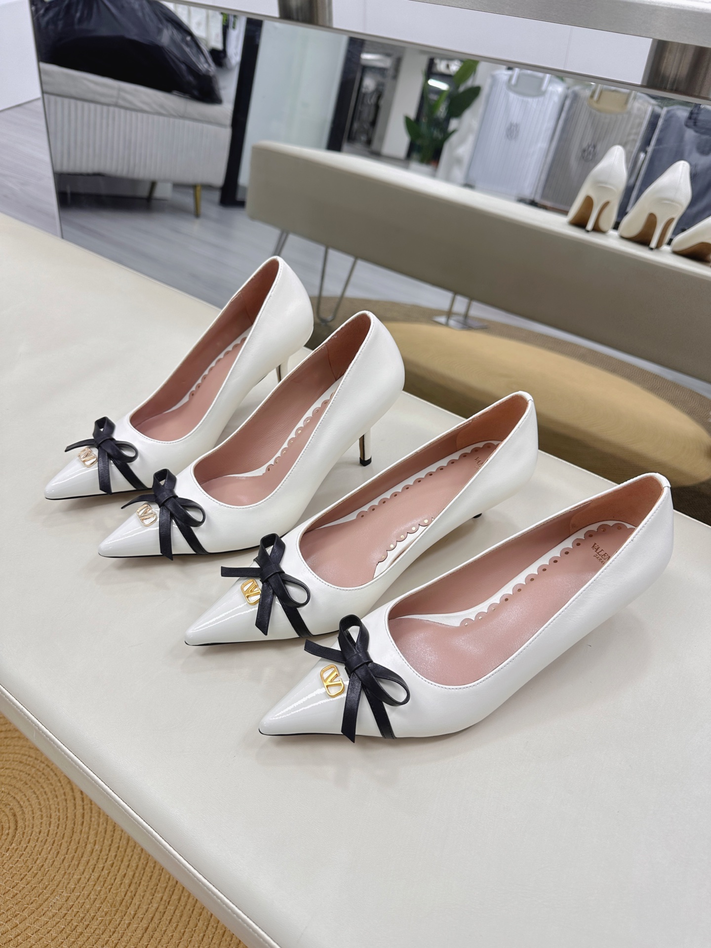 NO:403846,Top version - genuine leather sole VALENTINO latest V Logo SIGNAl small V button bow splicing design high heels. New colors are available in early spring [sandals single shoes] ●━━━━━━━━━━━━━━━━━────────────────────────────────────────────────────────────────────────────────────────────────────────────────────────────────────────�  ●━━━━━━━━─────────────────────────────, high heels, valentino, sandals, high heels, cowhide, sheepskin19860909顶级版-真皮底VALENTINO  最新V Logo SIGNAl小V扣蝴蝶结拼接设计高跟鞋 早春新色上市【凉鞋单鞋】 ●━━━━━━────── 面料牛皮+漆皮 ●━━━━━━────── 内里全粒面羊皮 ●━━━━━━────── 大底意大利真皮 ●━━━━━━────── 中底原版意大利进口材料 ●━━━━━━────── 配色【牛皮白色+漆皮】多色可选 ●━━━━━━────── 跟高4.0/8.0cm ●━━━━━━────── 配码35 -39（34 40 41定做不退换） ●━━━━━━────── 包装专柜同步包装 ●━━━━━━─────,高跟鞋,valentino,sandals,high heels,cowhide,sheepskin,Women's Shoes