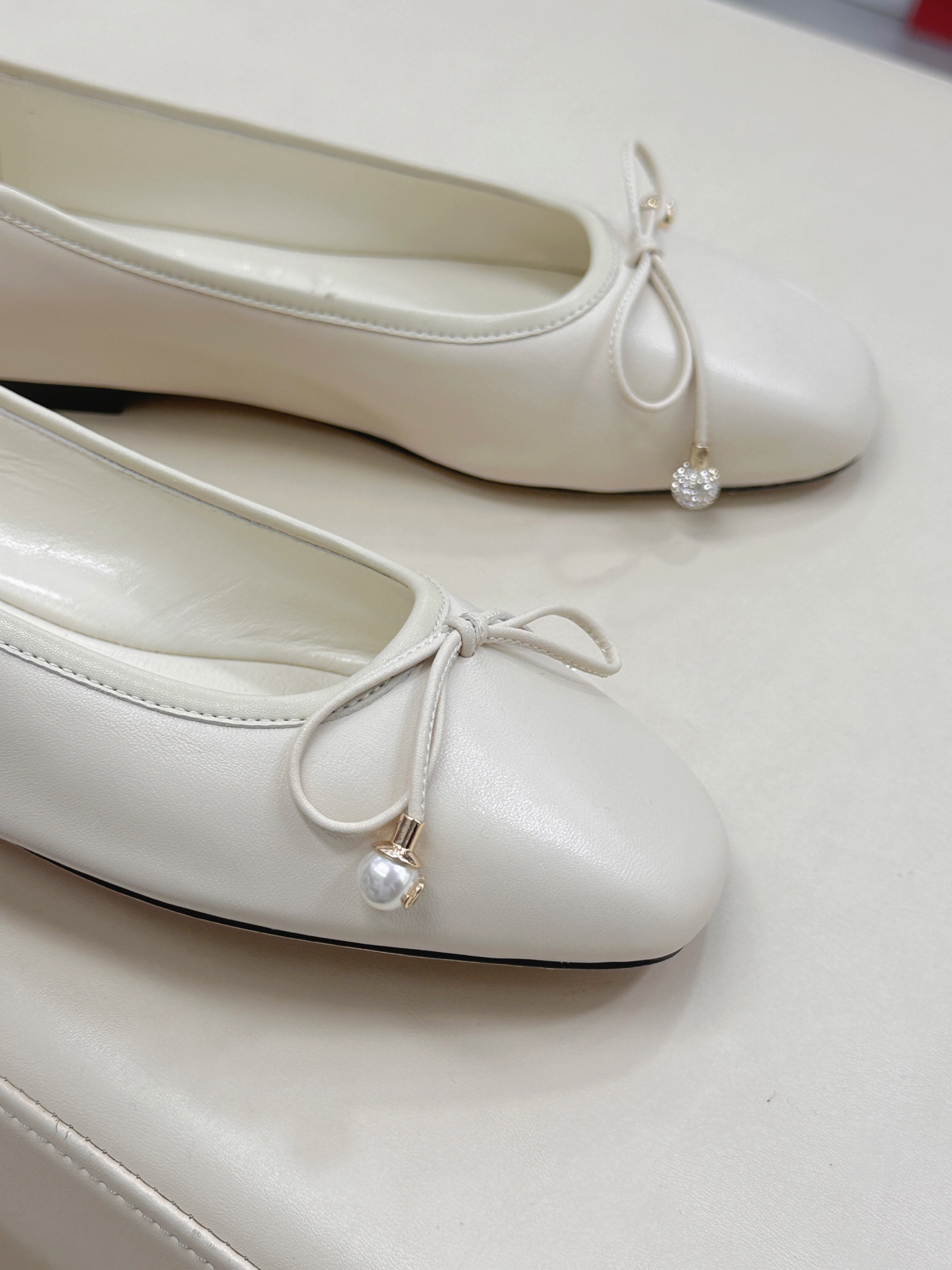 Jimmy Choo ELME FLAT Shoes: Luxury Treasure in Three Colors, Perfect for VIPs - 图片 5