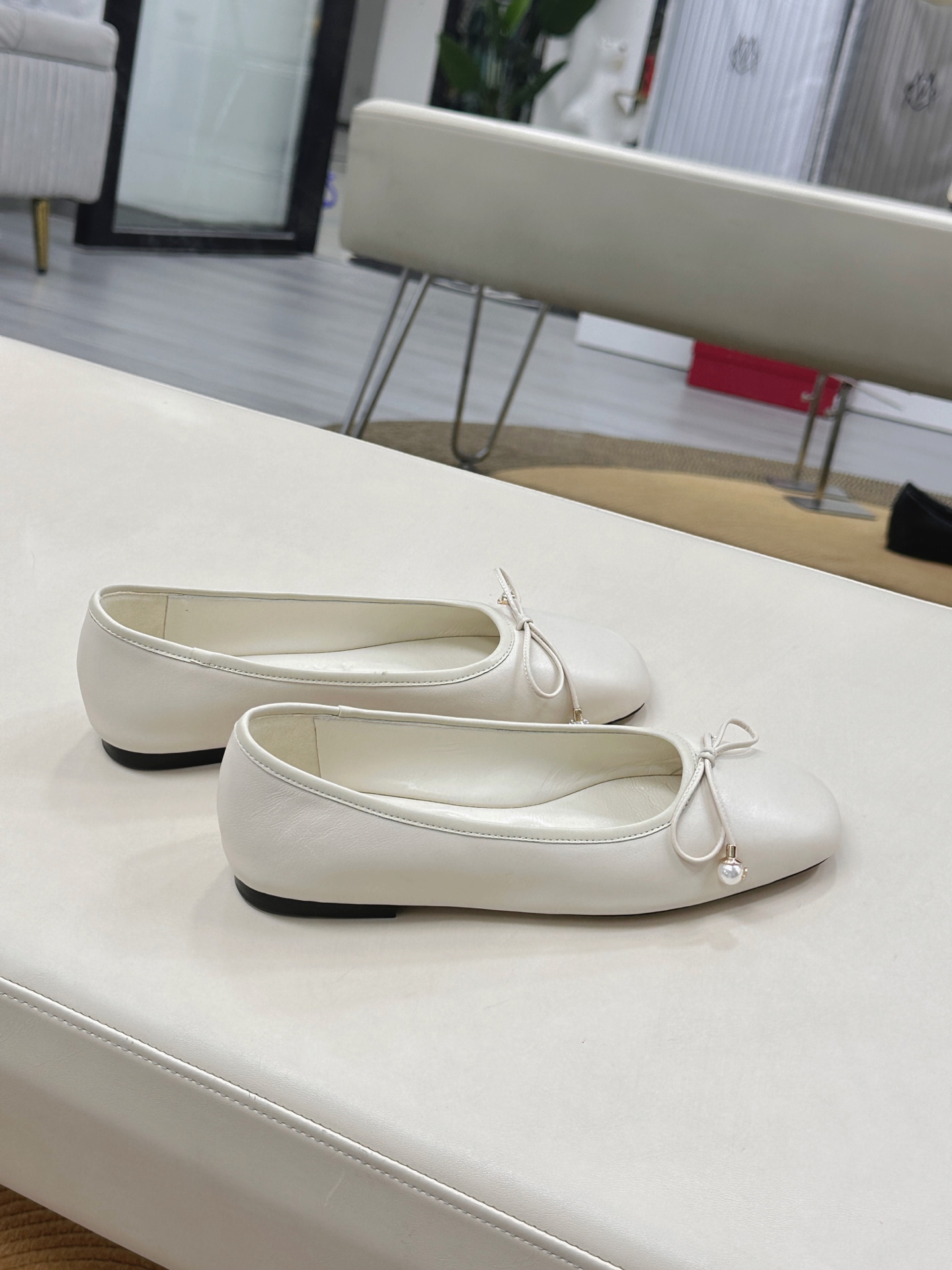 Jimmy Choo ELME FLAT Shoes: Luxury Treasure in Three Colors, Perfect for VIPs - 图片 3