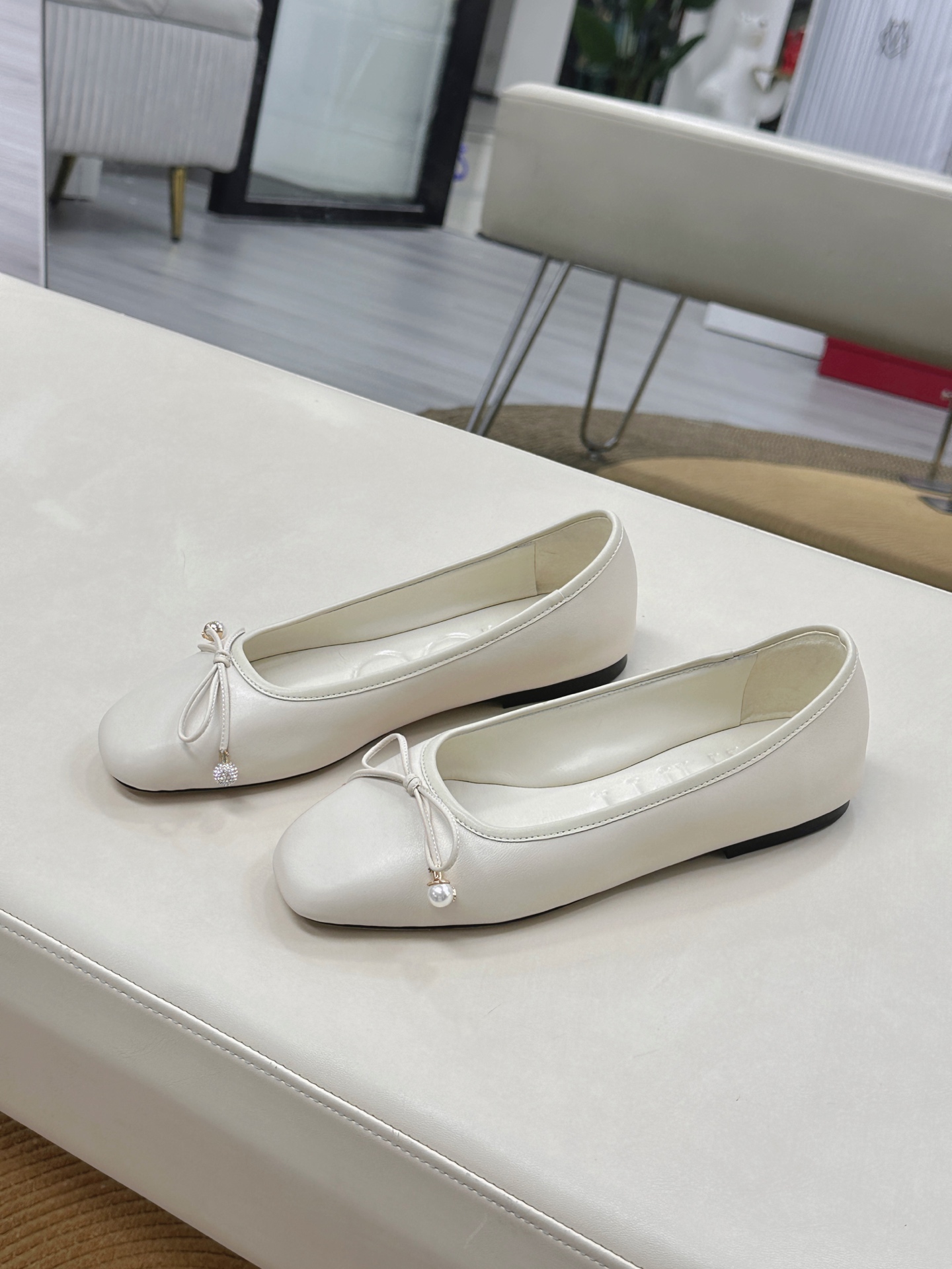 Jimmy Choo ELME FLAT Shoes: Luxury Treasure in Three Colors, Perfect for VIPs - 图片 4
