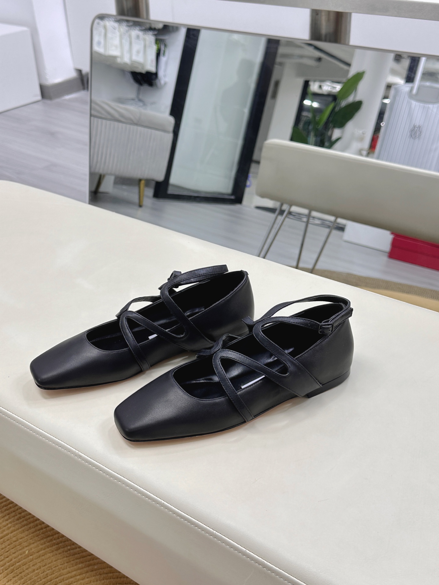 Jimmy Choo ELME FLAT Ballet Shoes: Stylish, Comfortable, and Versatile. - 图片 4