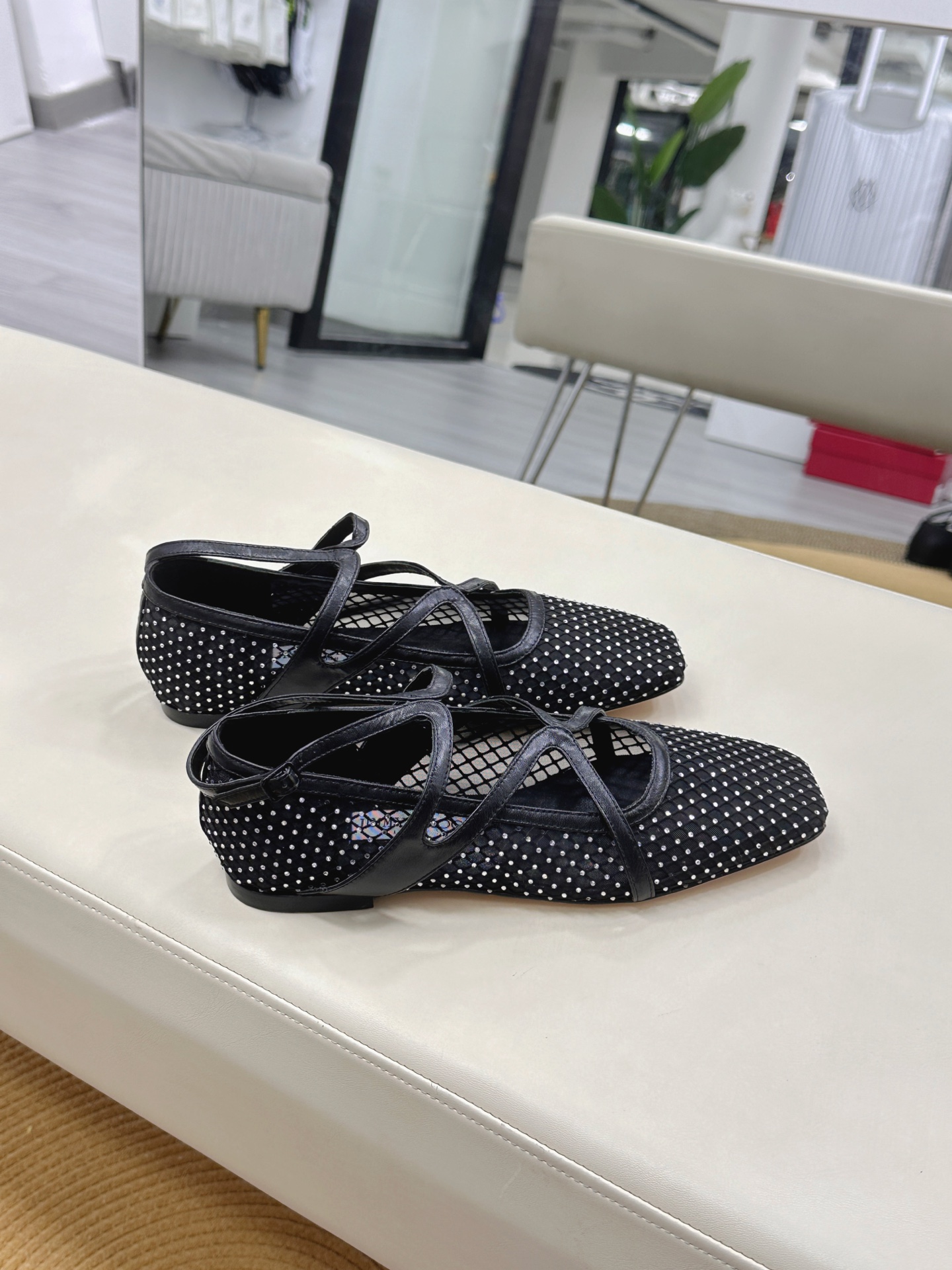 Jimmy Choo ELME FLAT Ballet Shoes: Luxury Lambskin with Flash Silver Details. - 图片 3