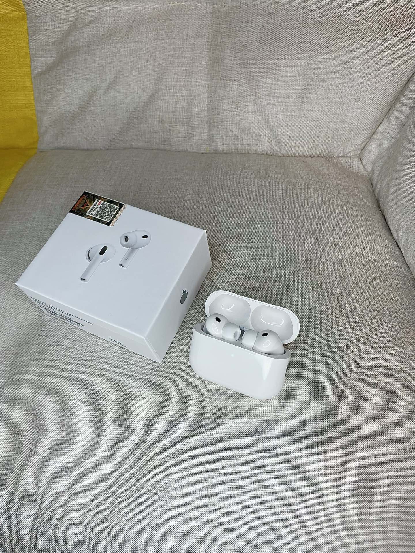 新款 Airpods Pro 3京东版‼️批💰200（八代）
兼容ios26.0系统弹窗 与原装同步

高通芯片稳定性无需多言 USB-C充电口
新入耳式耳塞 入耳更舒服 久戴不痛耳
升级纽扣电池 续航4-5小时 光感入耳检测 反应更灵敏
降噪效果更深度 可达45db降噪 通透效果更明显
隐藏式灯孔 取消按键连接 采用全新敲击连接方式降噪 通透真实45db效果 序列号官网可查 9月份激活
莆田定制京东版 机身打码对标原装 区别市面通货 

支持弹窗连接 蓝牙改名 定位功能 入耳检测 
心率功能界面 无线充电功能 充电提示声 
升级纽扣电池 电池优化 充电通知 真实墨烯喇叭 45db降噪  
支持最新苹果17手机iOS26系统弹窗连接 
安卓系统可通过蓝牙正常连接 
标配五幅大小尺寸替换耳塞 解决耳洞大小问题

报货清单：标配包装耳机➕额外赠送充电头 充电线 挂绳 保护壳 京东发票 京东打包盒
售后条件：保修三个月 外观不刮花磨损支持退换 刮花不退换 只保修‼️
