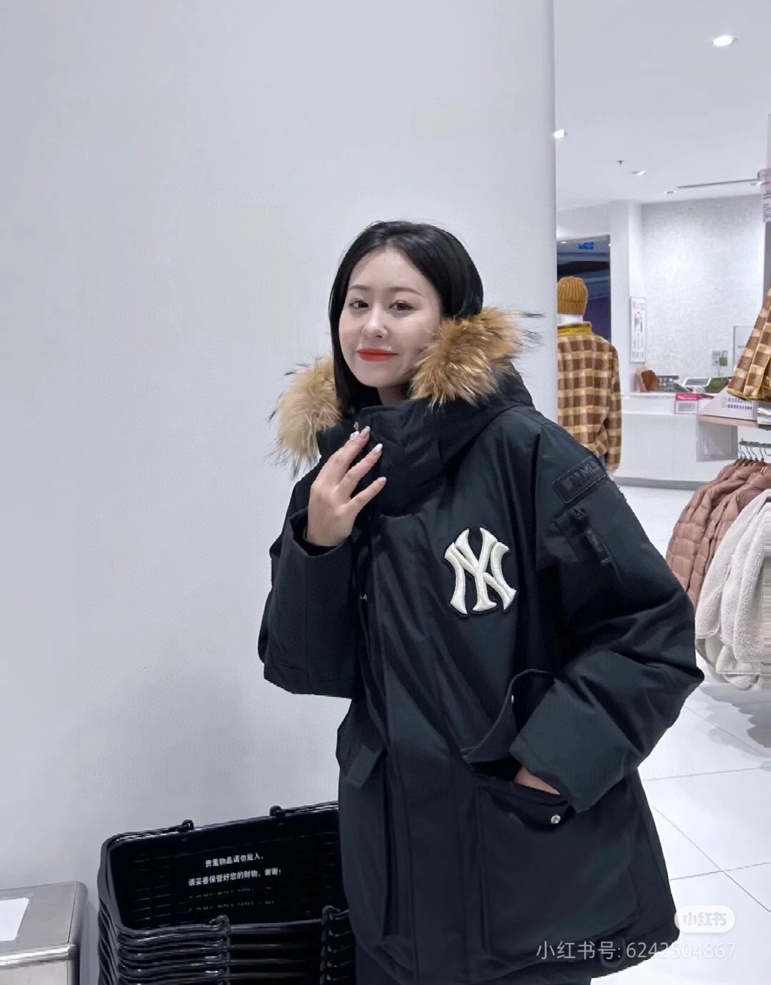 MLB New York Yankees Logo Fur Collar Coat Description and Material Quality - 图片 9