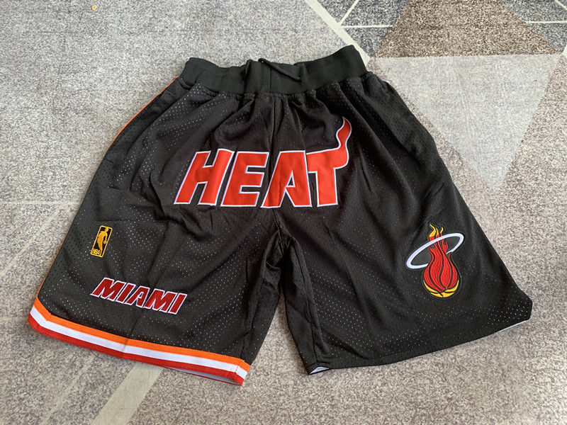 （YOUS  K0）【顶级刺绣版本】\n白底细节图 Just Don NBA  Miami Heat Team Shorts\n贾斯顿 NBA  迈阿密热火队 刺绣球裤 篮球短裤\n\n颜色：黑\n尺码：S/M / L / XL / XXL\n\nJust Don NBA 球队球裤系列单品\n-定制优质网眼布面料，Dri-FIT 技术导湿速干， 防静电处理\n-队标采用百灵达刺绣\n-内里衬布采用聚酯纤维网眼面料\n