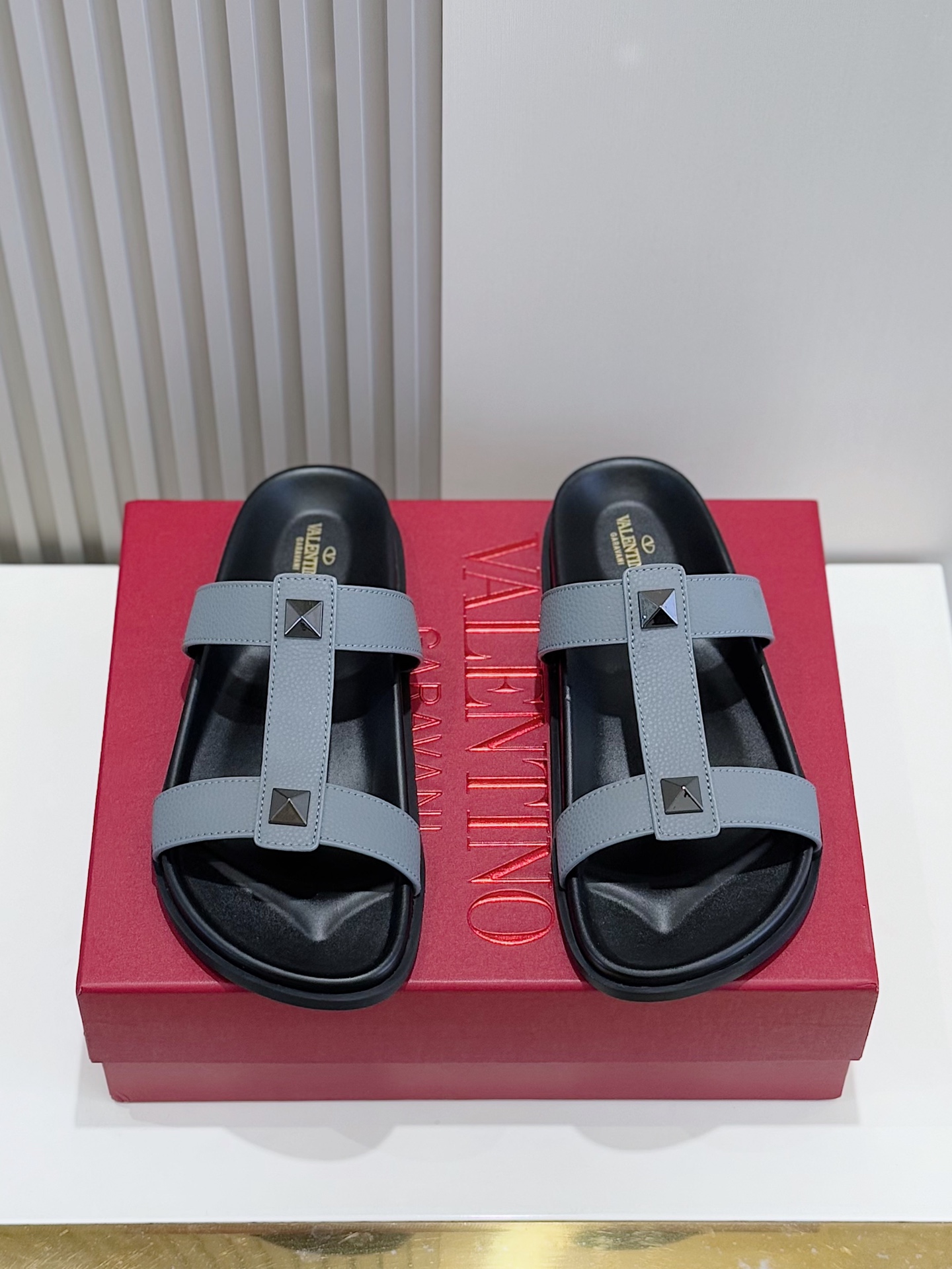 NO:273472,Valentin The latest men's slippers for summer, the lychee pattern cowhide elements are sublimated on the slippers!  It is worthy of recognition in terms of visual and quality. The quality is excellent, comfortable and durable to the feet!  The embellishment of rivets is even more fashionable!  Cowhide footrest Size:39-44 (38.45 customized), valentino, valentino, slippers, cowhide19860909Valentin 华伦天奴 夏日最新男款拖鞋 荔枝纹牛皮元素运用在拖鞋上得到升华！无论是视觉上还是品质上都值得肯定. 品质一级棒,上脚舒服耐穿！铆钉的点缀更是时尚感加持！牛皮垫脚 Size:39-44(38.45定制）,,valentino,valentino,slippers,cowhide,Men's shoes