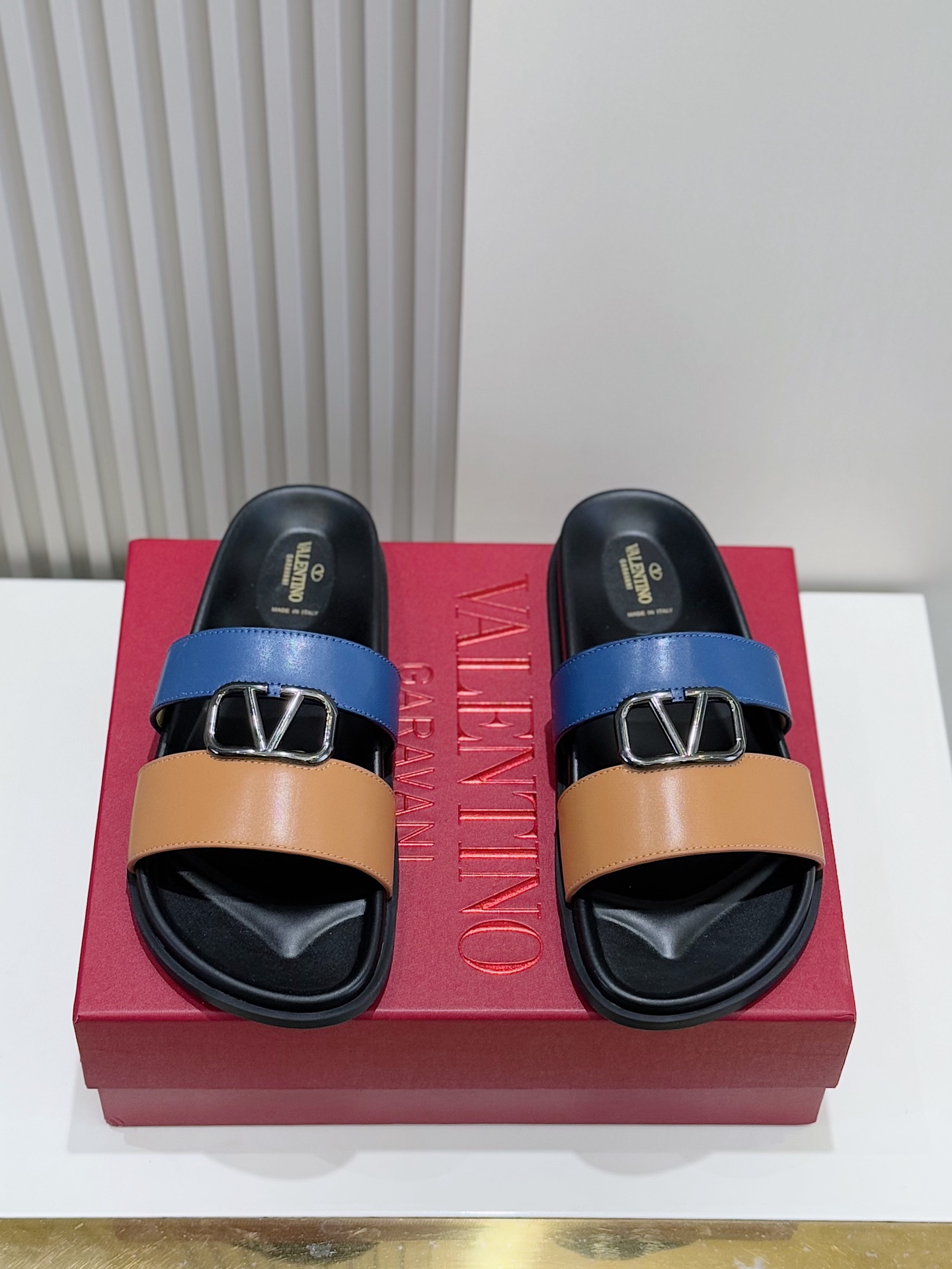 NO:272071,Valentin's latest men's slippers for summer. The lychee-patterned cowhide elements are used on slippers to be sublimated!  It is worthy of recognition in terms of visual and quality. The quality is excellent, comfortable and durable to the feet!  The embellishment of rivets is even more fashionable!  Cowhide footrest Size:39-44 (38.45 customized), valentino, slippers, cowhide19860909Valentin夏日最新男款拖鞋 荔枝纹牛皮元素运用在拖鞋上得到升华！无论是视觉上还是品质上都值得肯定. 品质一级棒,上脚舒服耐穿！铆钉的点缀更是时尚感加持！牛皮垫脚 Size:39-44(38.45定制）,,valentino,slippers,cowhide,Men's shoes