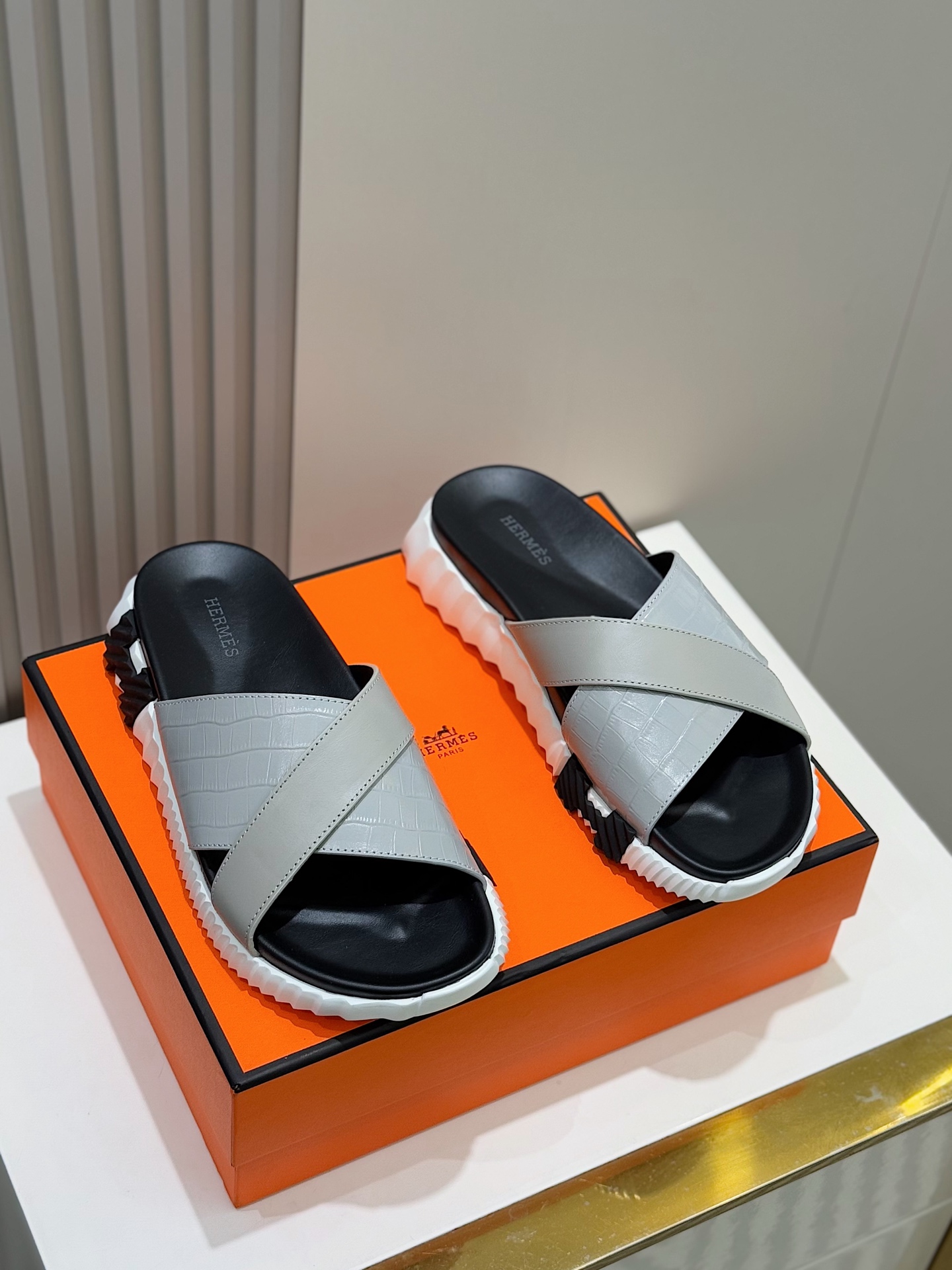 NO:272054,Herme*H Home Infra Men's Sandals and Slippers - Original Replica. Buy the original one to one. The outsole private model of each color, the color of the outsole is the same as the original. Those who know the goods come. The ultra-light sole adopts a contrasting color design, making the feet feel comfortable to scream!  Calfskin. Cowhide footbed, private molded large sole Size: 39-44 (38.45 46 customized), hermes, sandals, slippers, cowhide19860909Herme*H家Infra男士凉鞋拖鞋-原版复刻 购入原版一比一打造,大底私模,每个颜色对应的大底颜色跟原版一样的.懂货的来 超轻鞋底采用对比色设计,脚感舒适到尖叫！ 小牛皮.牛皮垫脚,私模大底 Size:39-44(38.45 46定做）,,hermes,sandals,slippers,cowhide,Men's shoes