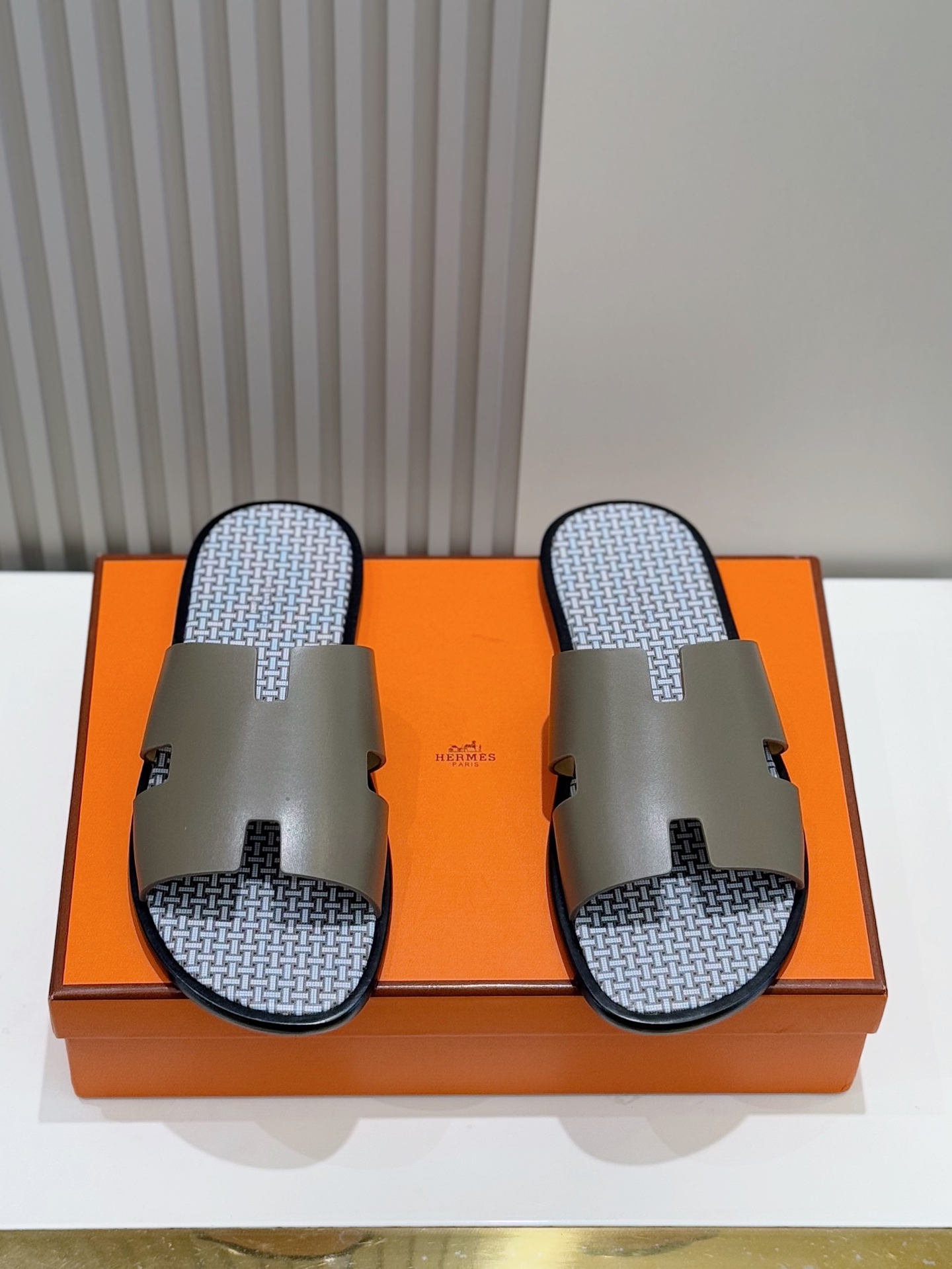 NO:273796,Hermes classic men's slippers - top leather outsole. The style is classic and can stand the test. Imported calfskin upper   cowhide inner   Italian leather outsole Size39-44 (customized for 38.45), hermes, slippers, cowhide, Leather soles19860909Hermes经典男拖鞋-顶级真皮大底 款式经典传久,经得起考验. 进口小牛皮鞋面 牛皮内里 意大利真皮大底 Size39-44（38.45定做）,,hermes,slippers,cowhide,Leather soles,Men's shoes