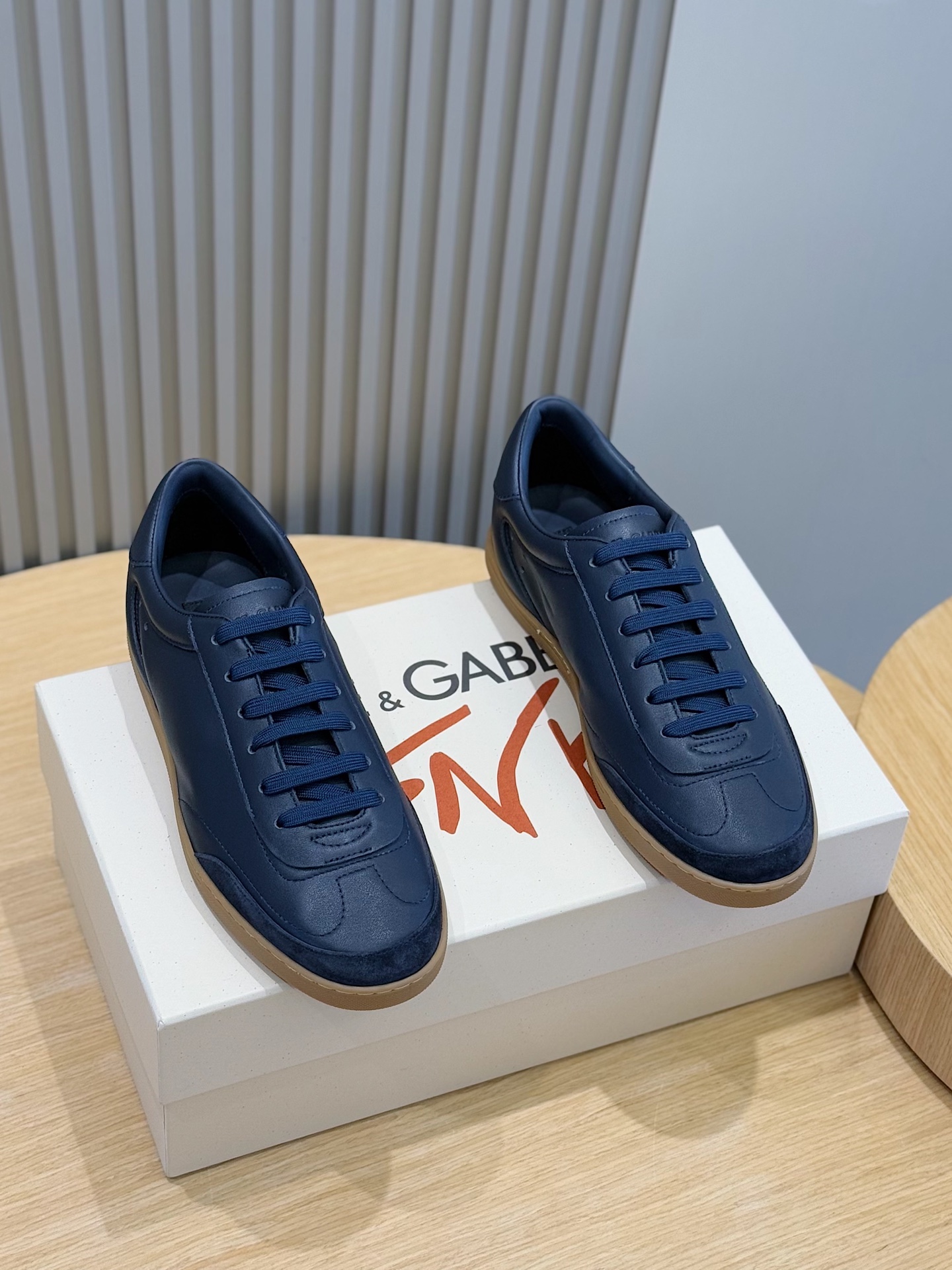 NO:354604,Dolce & G men's calfskin sneakers Portofino Yacht shoes, simple and versatile design, saddle leather sole is unique and ingenious. Dolce & G logo tail wing is icing on the cake. Imported cowhide + rubber outsole Size: 39-44 (customized by 38.45), Dolce & Gabbana, sneakers, cowhide19860909批Dolce&G男士小牛皮运动鞋 Portofino Yacht 鞋履,设计简约百搭,鞍皮鞋底别具巧思.Dolce &G徽标尾翼锦上添花. 进口牛皮+橡胶大底 Size:39-44(38.45定制）,,Dolce&Gabbana,sneakers,cowhide,Men's shoes