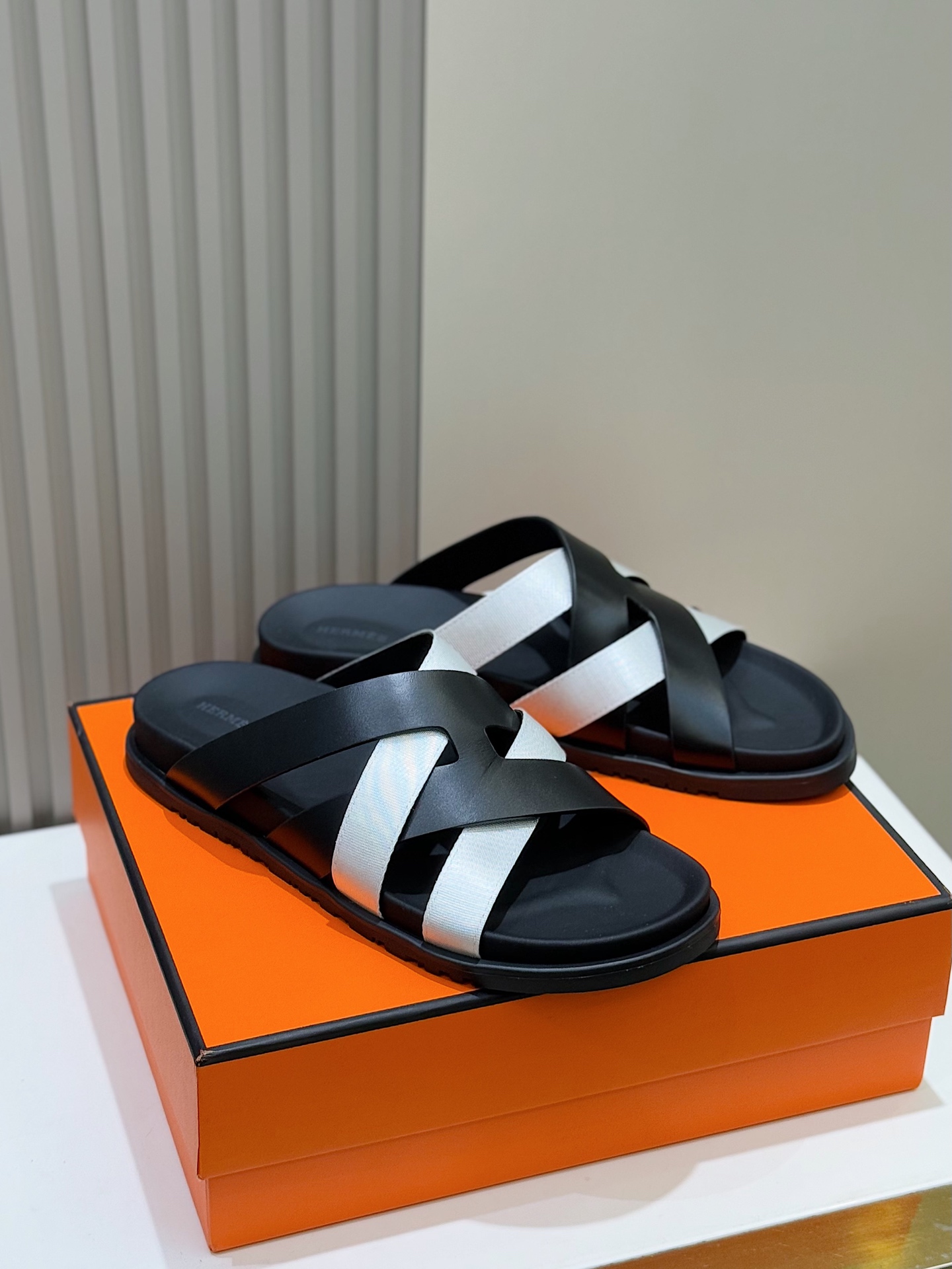 Hermès Men's Kazimir Sandals - Premium Leather Slides with Iconic 'H' Design 5 i1741007234900 612 0 3
