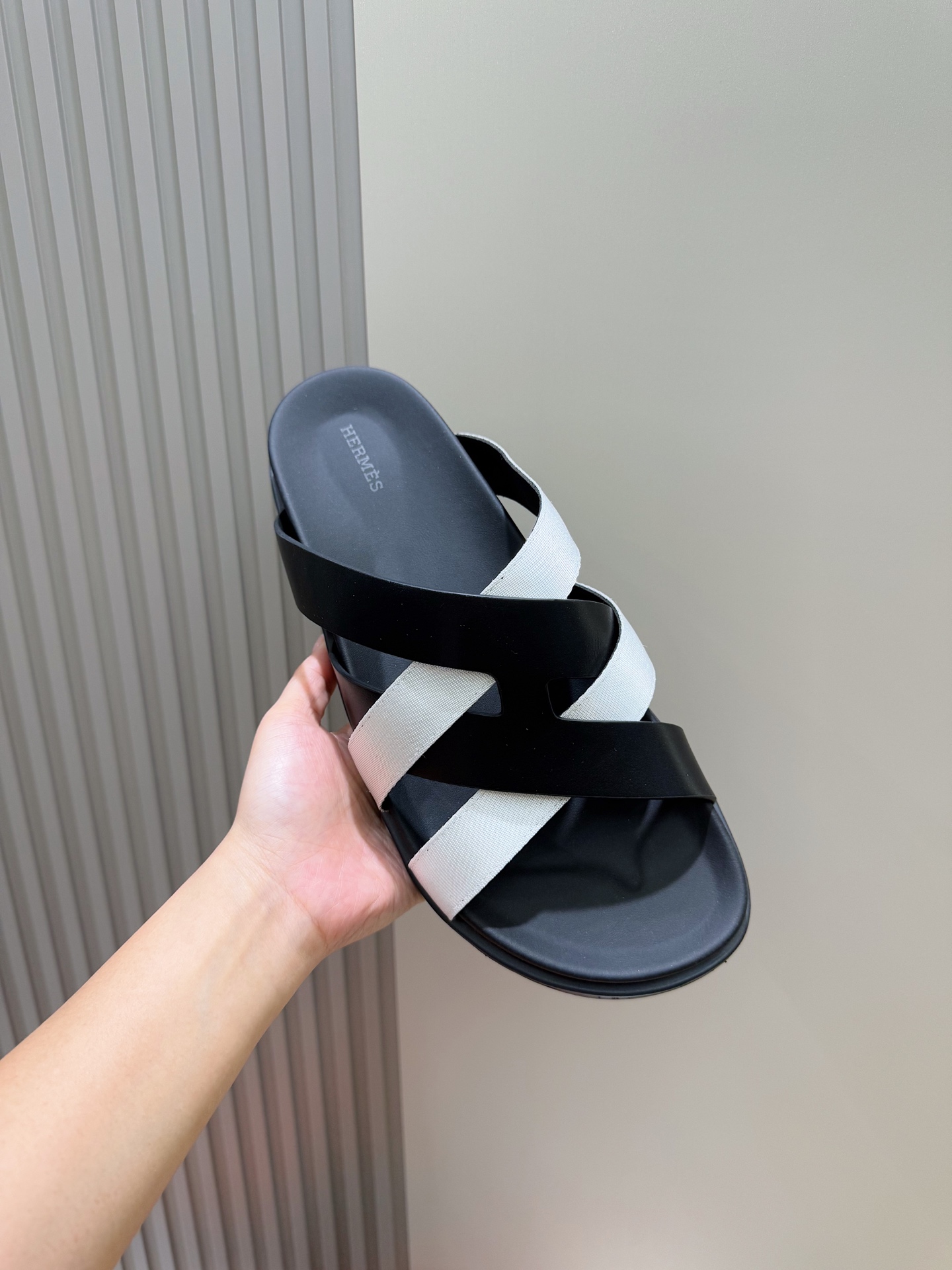 Hermès Men's Kazimir Sandals - Premium Leather Slides with Iconic 'H' Design 7 i1741007235741 3146 0 5