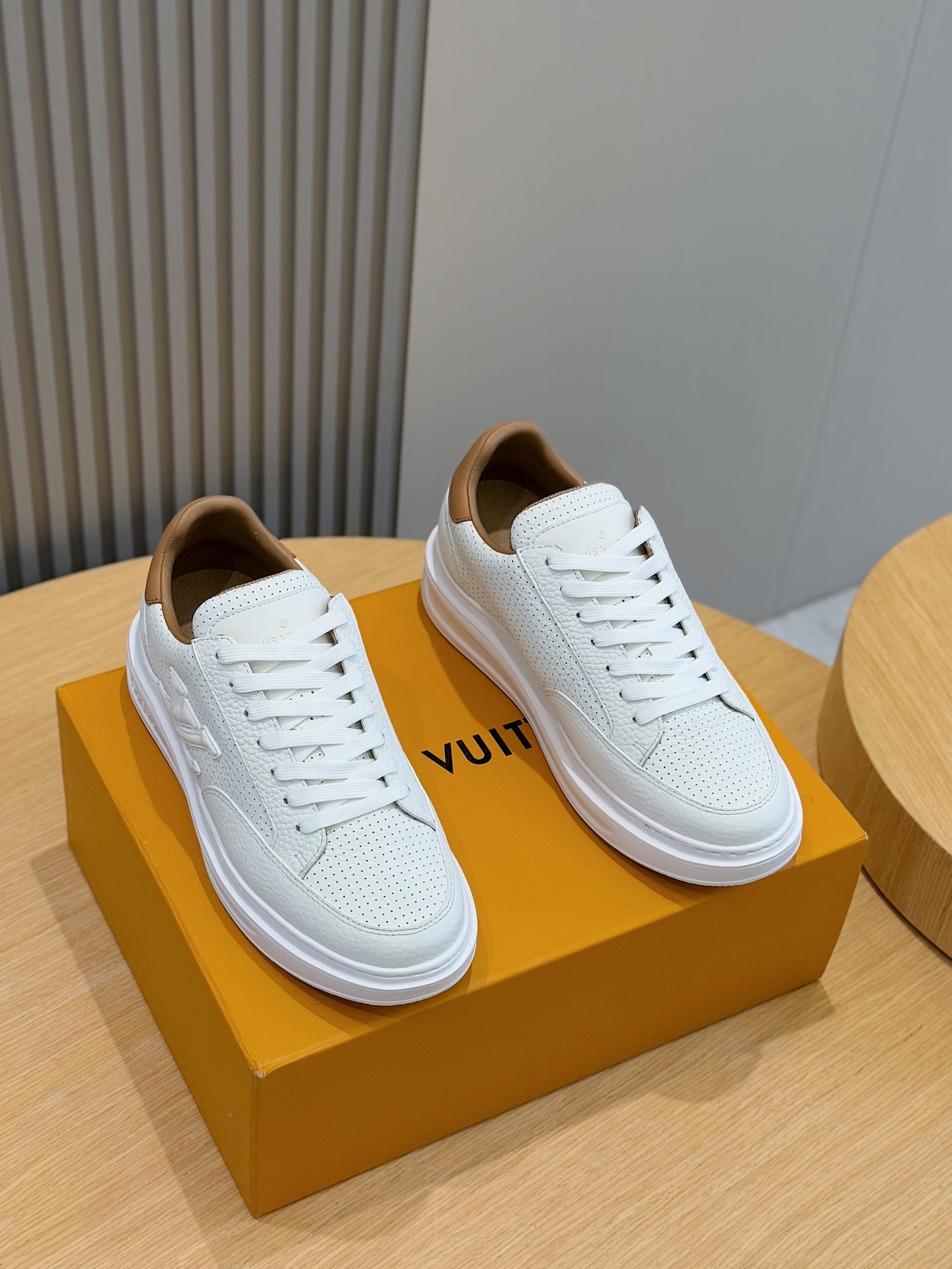 NO:273504,L's BevetyHils men's sneakers are set off with soft cowhide leather, and the side brand imprint logo expresses the new season. The elegant upper is paired with a thick and light rubber outsole, which imprints the Louis logo. The padded insole and cowhide lining highlight the comfort. Imported cowhide   cowhide inner Size39-44 (customized for 38.45),,louis vuitton,louis vuitton,sneakers,cowhide19860909L家BevetyHils男款运动鞋 以柔软牛皮革烘托,侧面品牌压印标识道出当季新意.优雅鞋面搭配厚实而轻盈的橡胶外底,后者压印路易标识.衬垫内底和牛皮内衬凸显舒适感. 进口牛皮 牛皮内里 Size39-44(38.45定做）,,louis vuitton,louis vuitton,sneakers,cowhide,Men's shoes