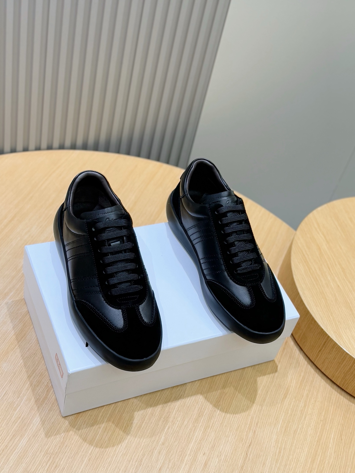 NO:284562,Brioni Dunhill Men's Casual Sneakers Official Website Synchronizes the new men's casual sneakers, created ingeniously by suede and calfskin, decorated with the same color lace and embossed brand's classic legion stripes side straps, embossed label goatskin lining, this sneaker is stylish and dynamic | is ideal for pairing with knitted jogging pants or Chamonix jeans Size: 39-44 (customized by 38.45), Sneakers, jeans, cowhide, sheepskin, chamois leather19860909Brioni登喜路男士休闲运动鞋 官网同步新款男士休闲运动鞋,由麂皮和小牛皮匠心打造,饰以同色蕾丝和缀饰品牌经典军团条纹的侧面饰带|,饰压花标签山羊皮衬里 ,这款运动鞋时尚动感|是搭配针织慢跑裤或 Chamonix牛仔裤的理想选择 Size:39-44(38.45定做),,sneakers,jeans,cowhide,sheepskin,chamois leather,Men's shoes