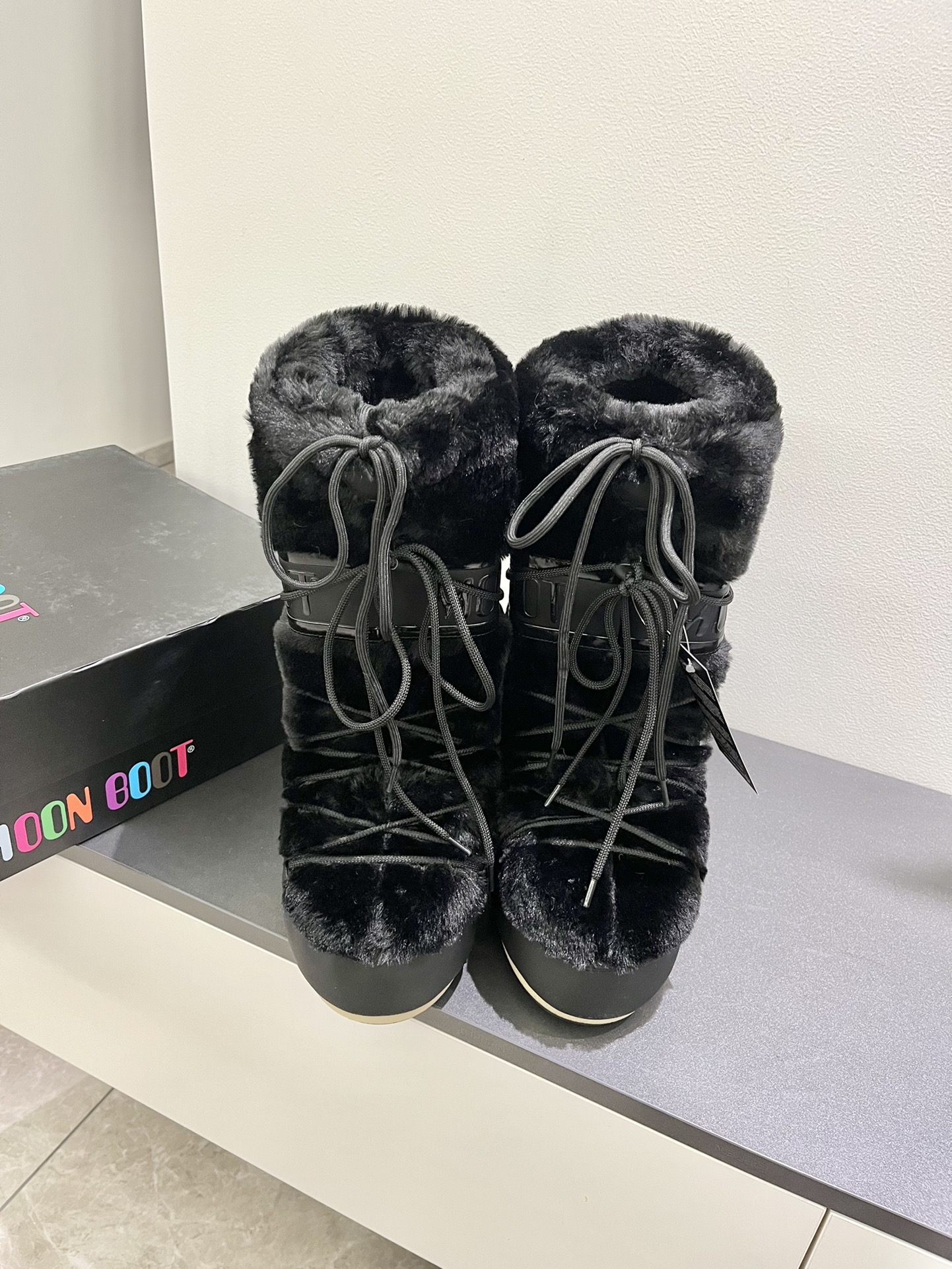 Moon Boot2023vs Snow Boots: Fashionable, Comfortable, and Unique