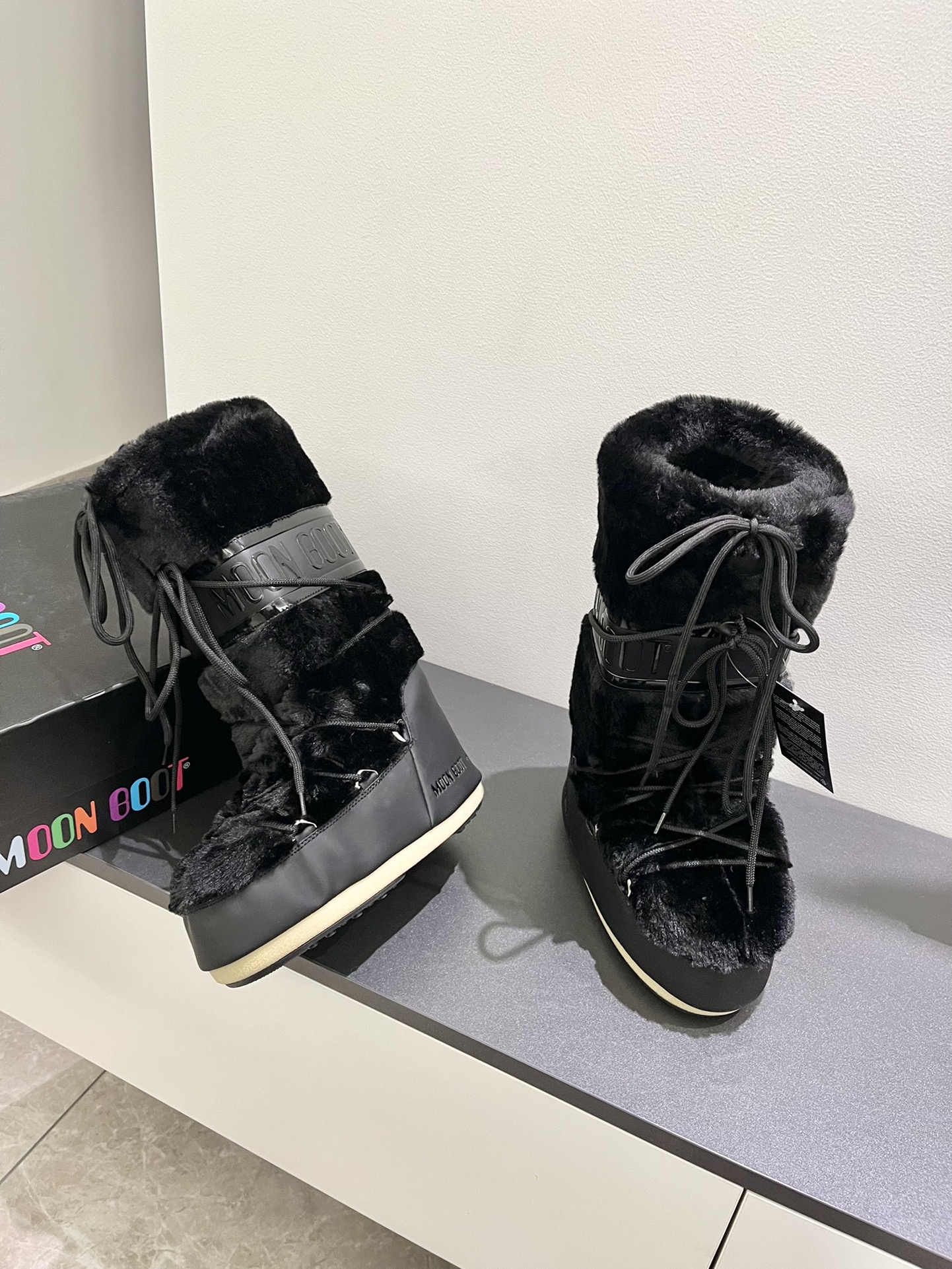 Moon Boot2023vs Snow Boots: Fashionable, Comfortable, and Unique - 图片 3