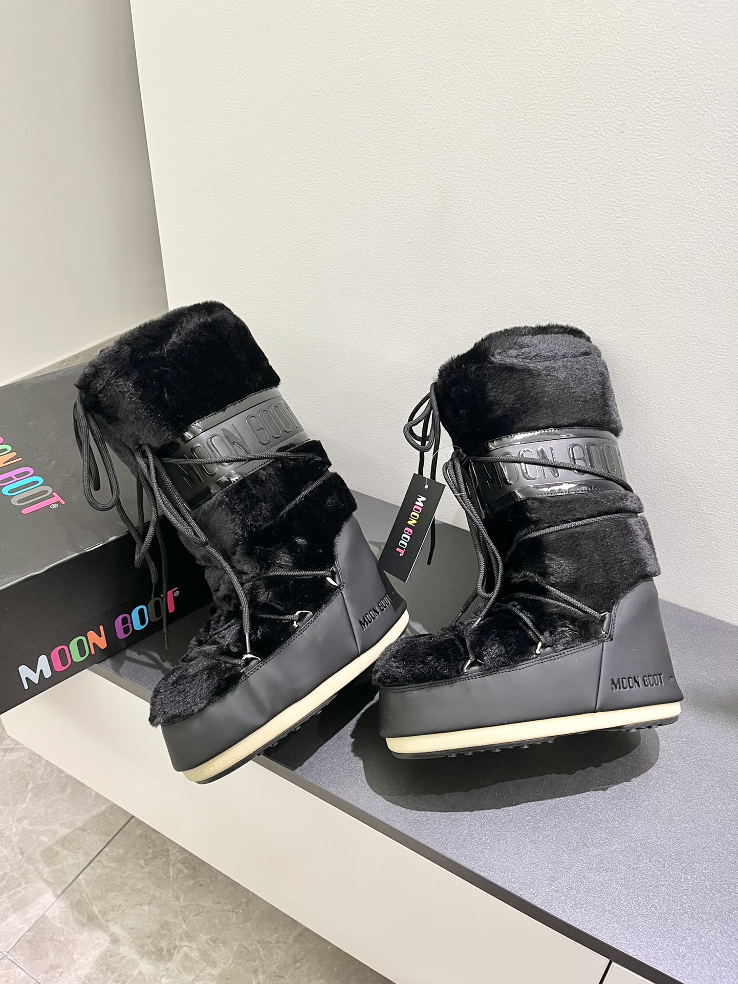 Moon Boot2023vs Snow Boots: Fashionable, Comfortable, and Unique - 图片 4