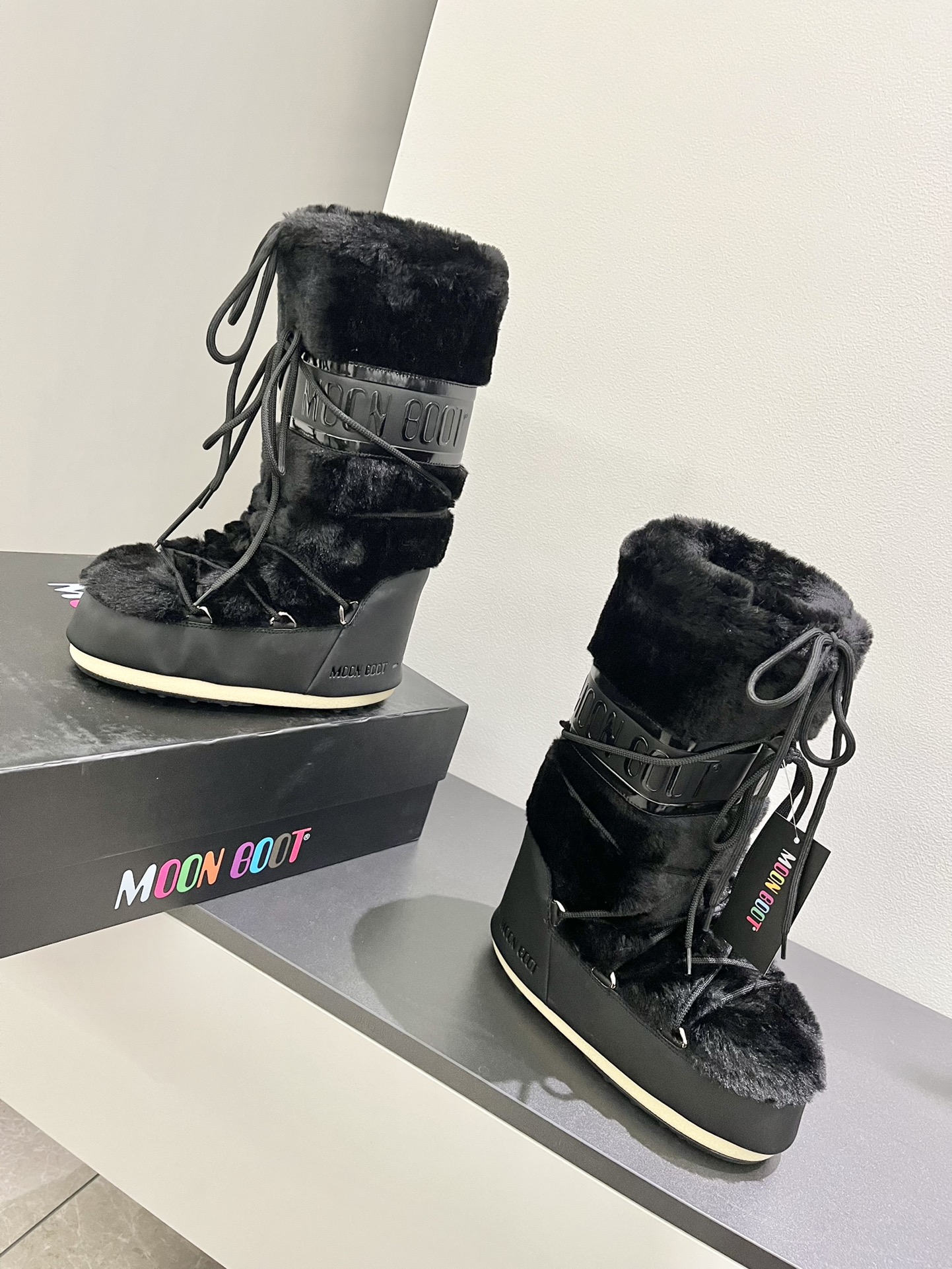 Moon Boot2023vs Snow Boots: Fashionable, Comfortable, and Unique - 图片 5