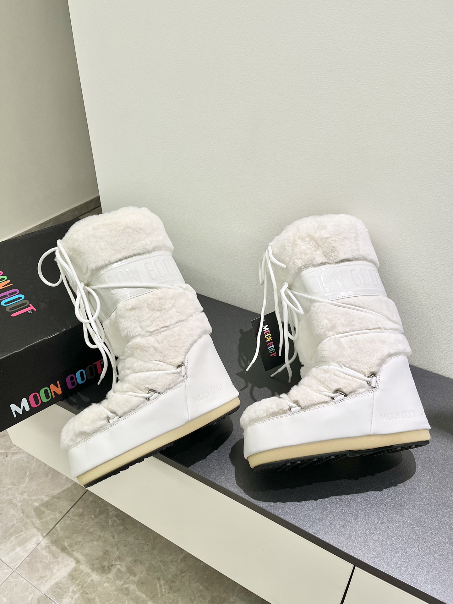 Moon Boot2023vs Ugly Snow Boots: Fashionable, Comfortable, and Unique - 图片 3