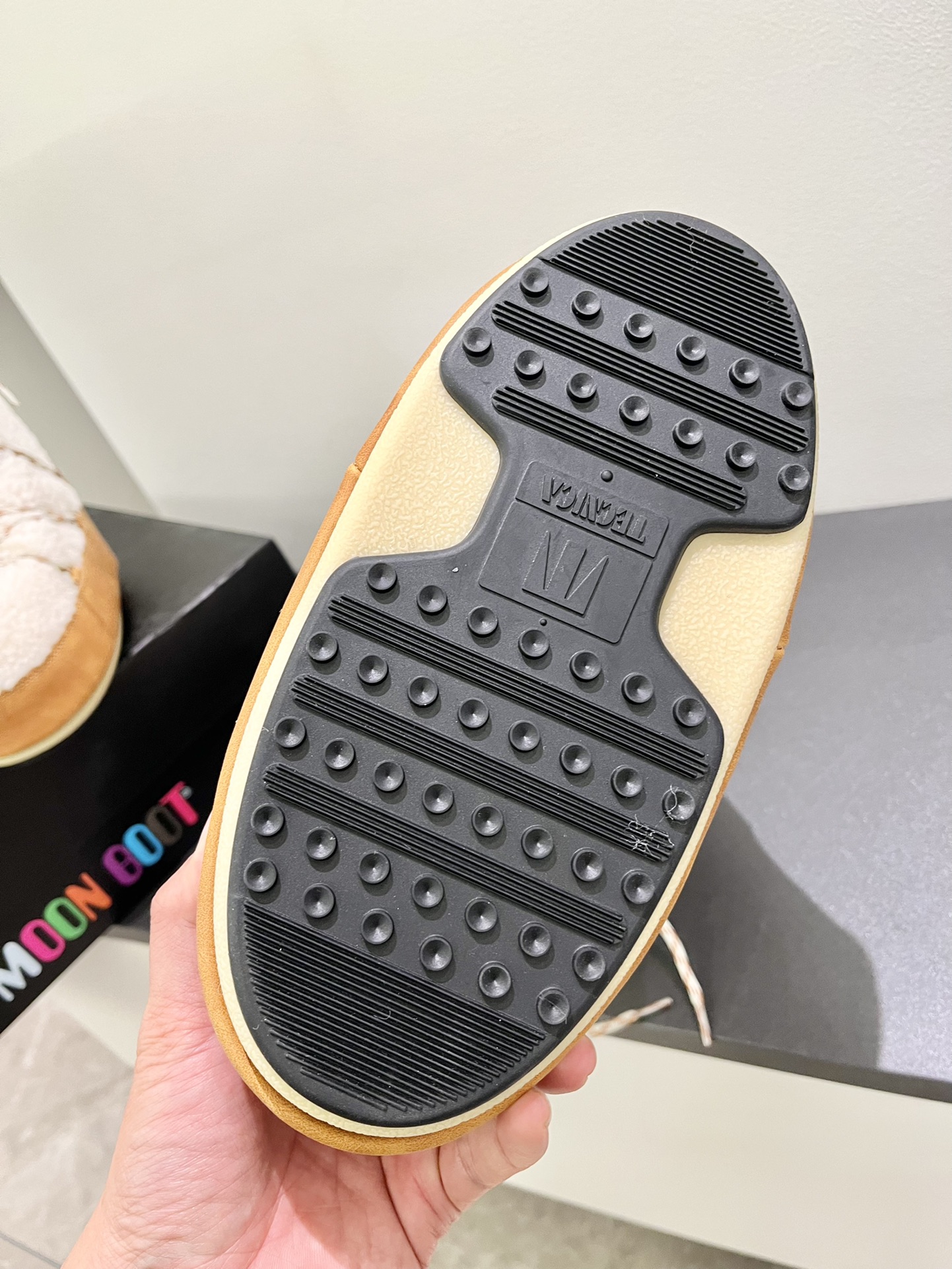 Moon Boot2023vs: Fashionable Ugly Snow Boots with Inner Growth and Unique Materials - 图片 9