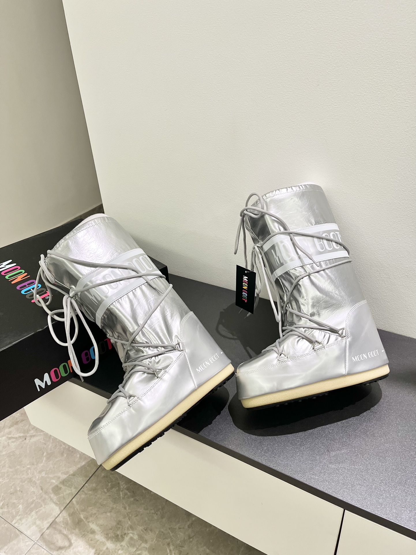 Moon Boots: Fashionable Snow Boots with Inner Growth and Unique Design - 图片 4