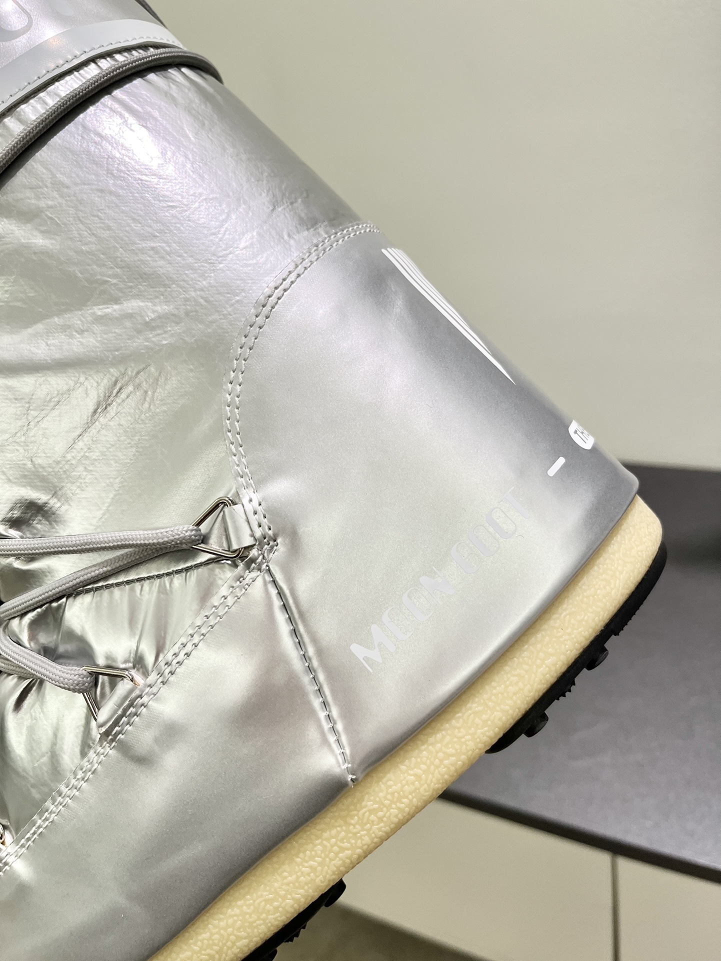 Moon Boots: Fashionable Snow Boots with Inner Growth and Unique Design - 图片 9