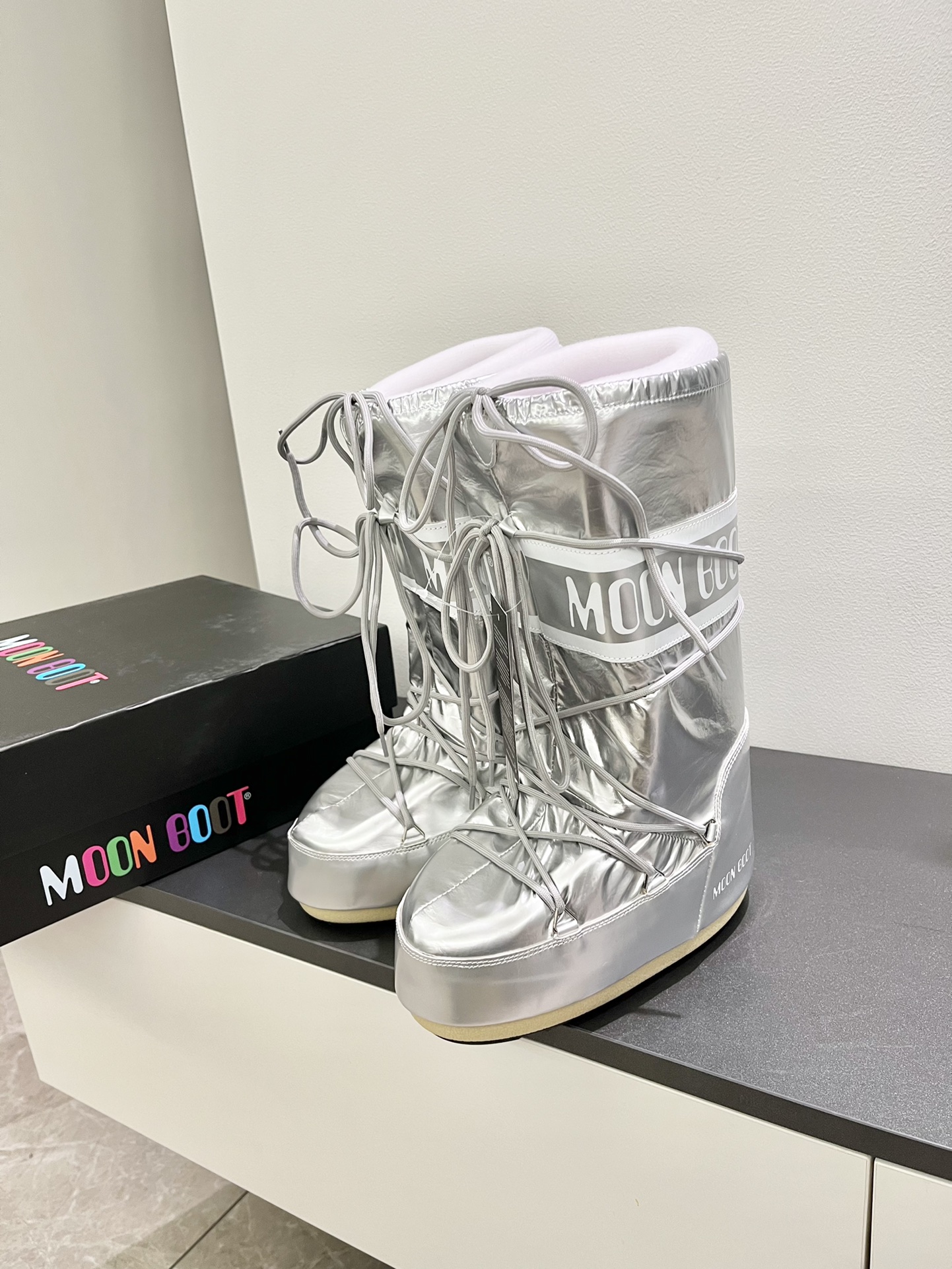 Moon Boots: Fashionable Snow Boots with Inner Growth and Unique Design - 图片 2