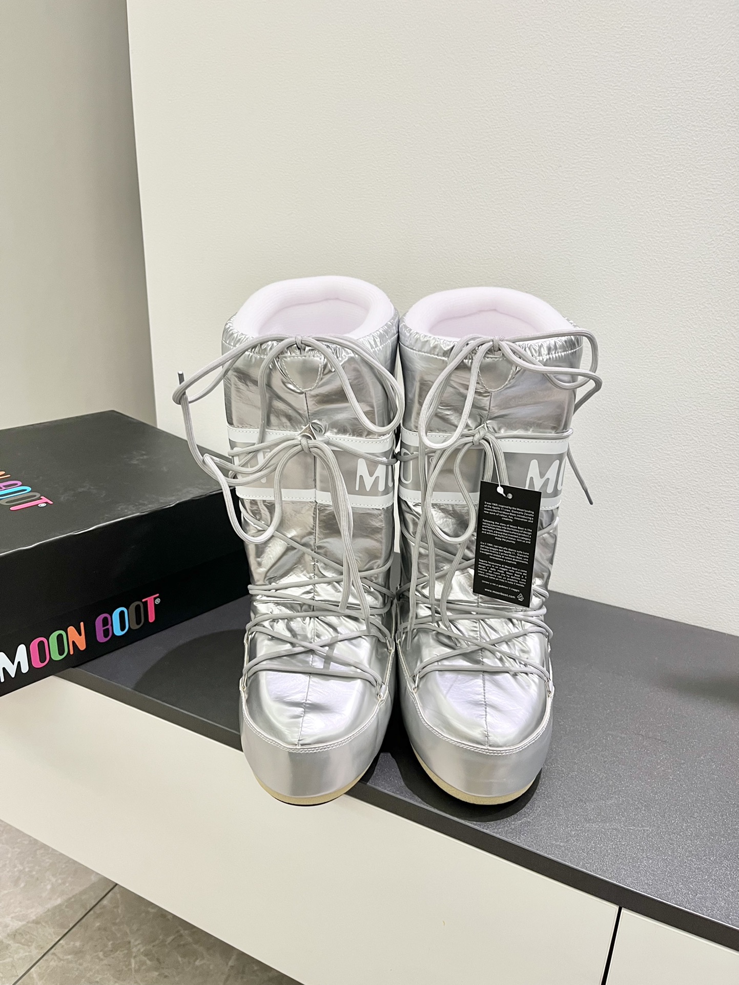 Moon Boots: Fashionable Snow Boots with Inner Growth and Unique Design