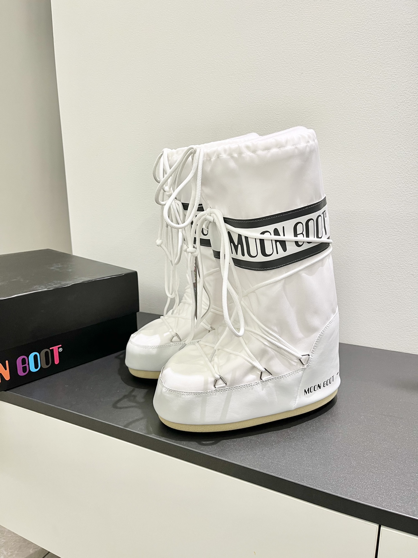 Moon Boots: Fashionable Snow Boots with Inner Growth and Unique Style - 图片 2