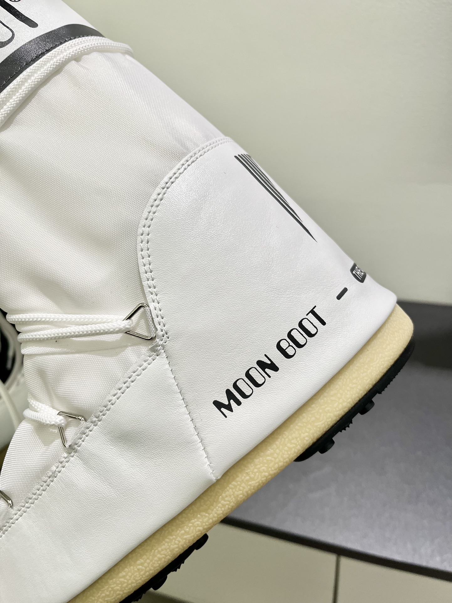 Moon Boots: Fashionable Snow Boots with Inner Growth and Unique Style - 图片 8