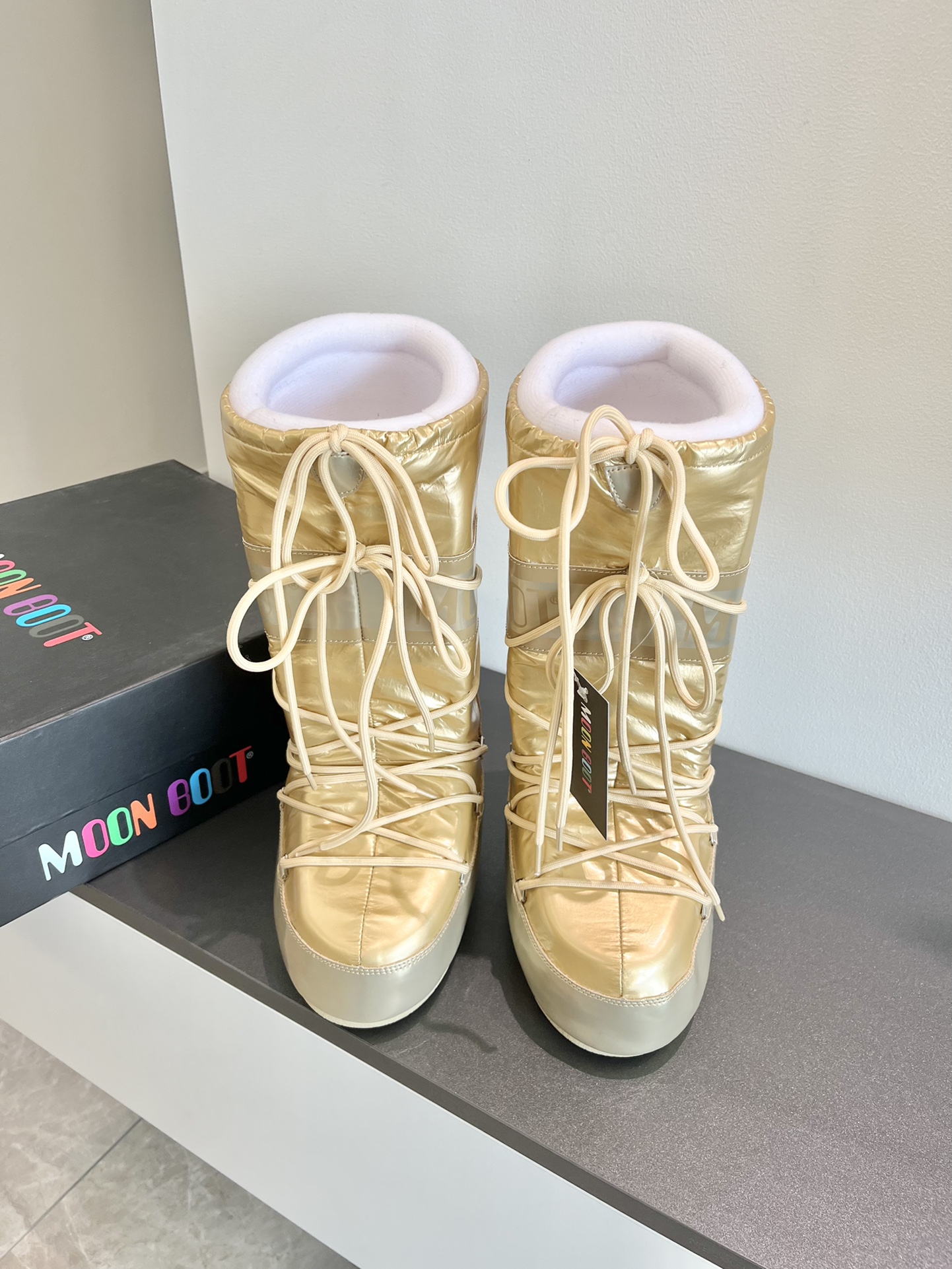 Moon Boot2023vs Snow Boots: Fashionable, Comfortable, and Unique