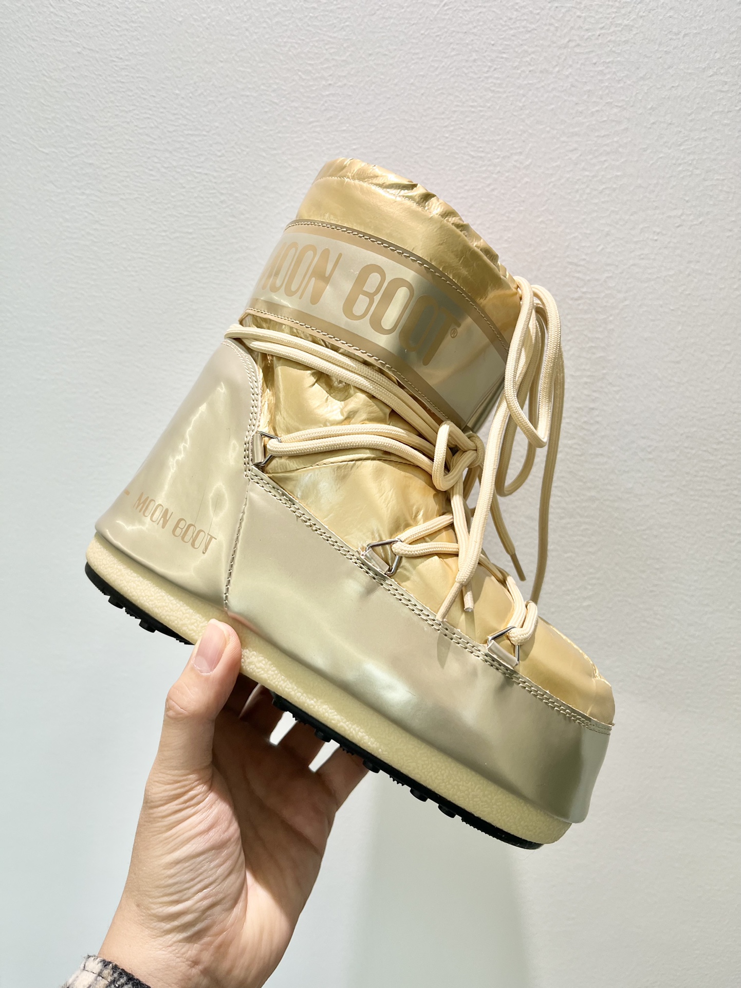 Fashion Trend: Moon Boots 2023 Winter Collection Unveiled with Unique Features - 图片 9