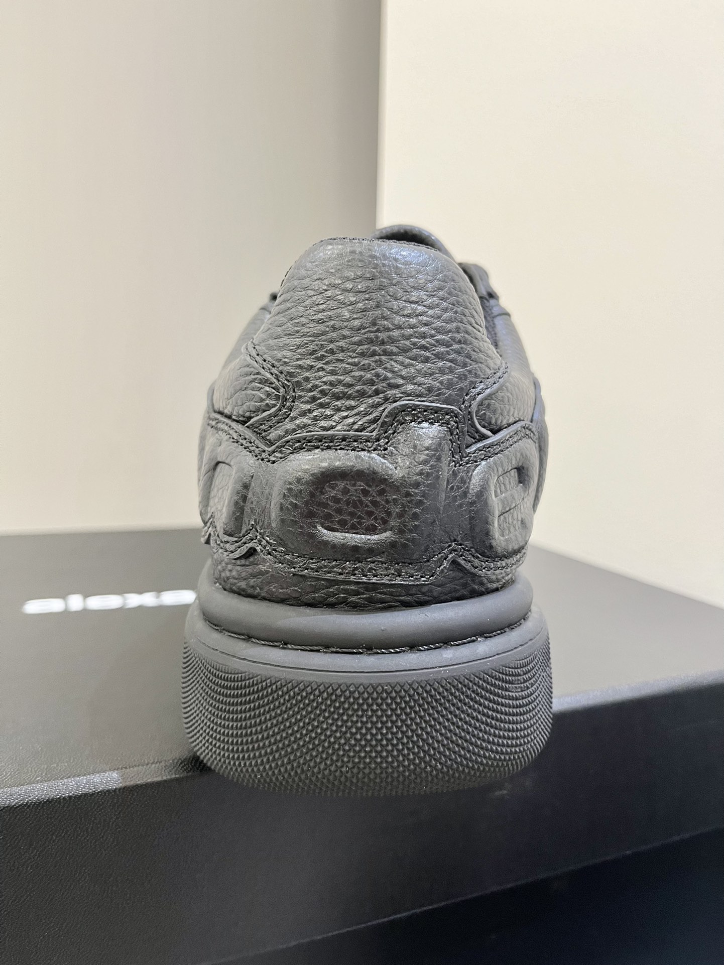 Fashion Review: Alexanderwang Unisex Shoes with Unique Design and High-Quality Materials - 图片 7