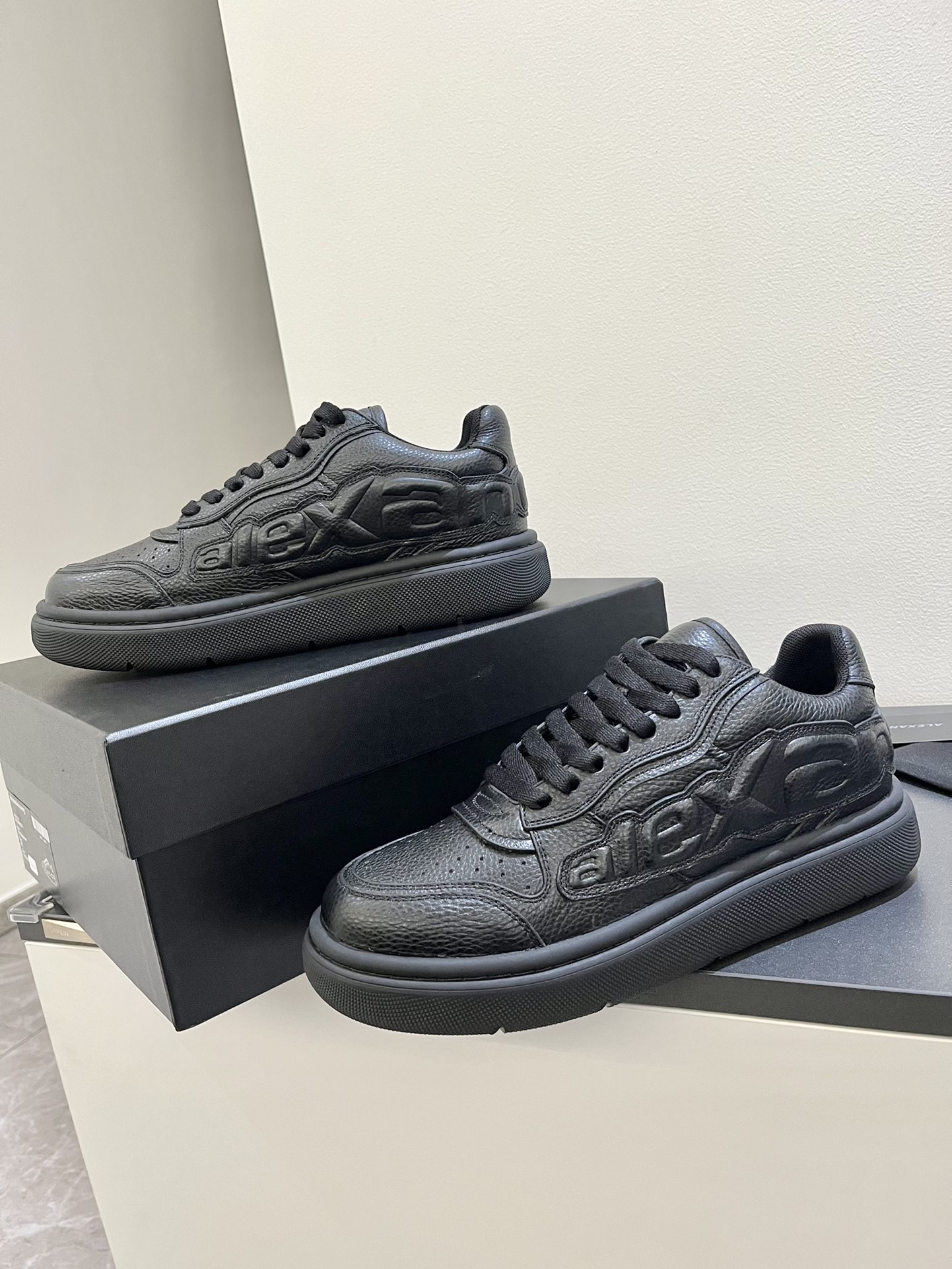 Fashion Review: Alexanderwang Unisex Shoes with Unique Design and High-Quality Materials - 图片 4