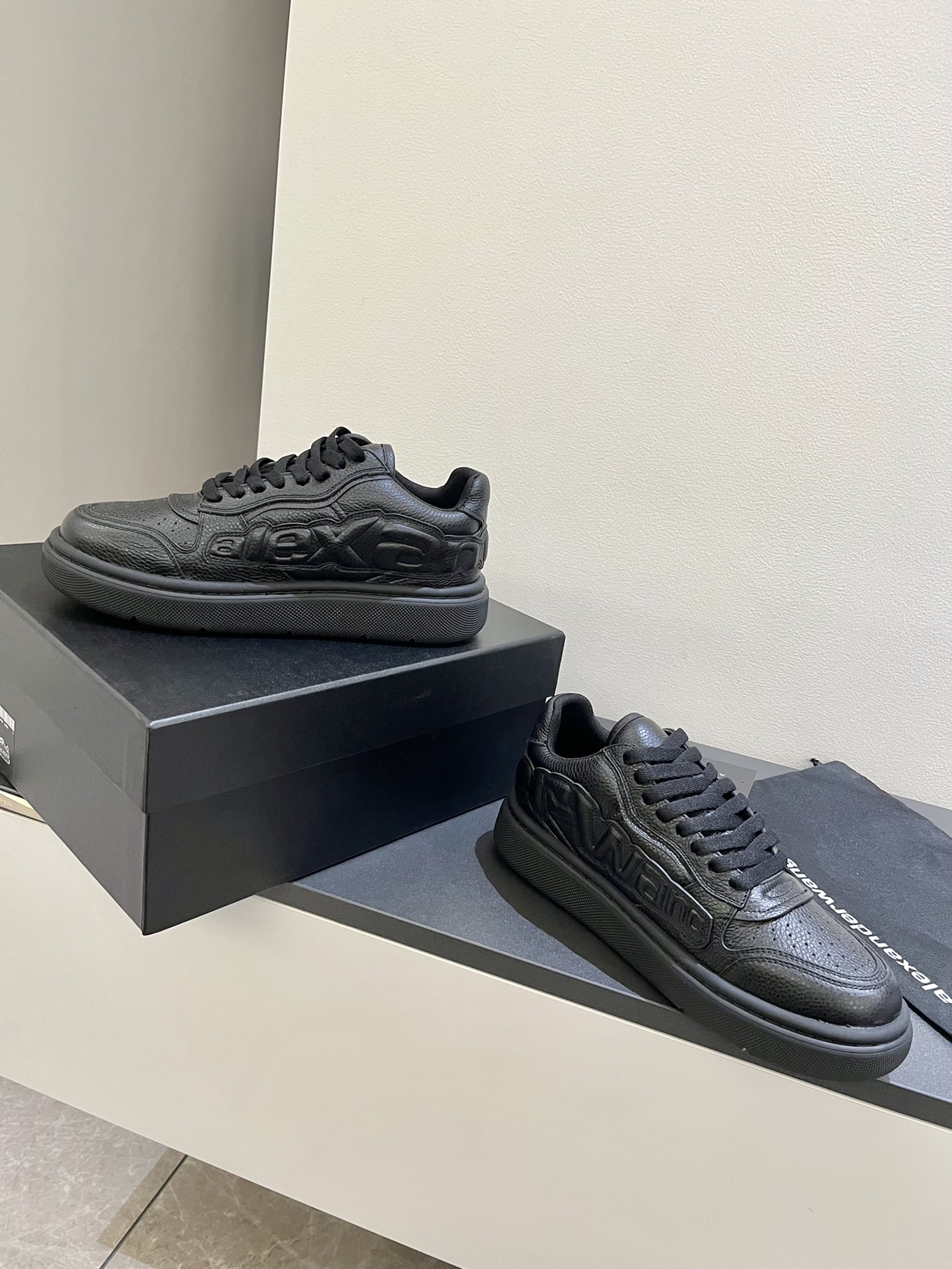Fashion Review: Alexanderwang Unisex Shoes with Unique Design and High-Quality Materials - 图片 3
