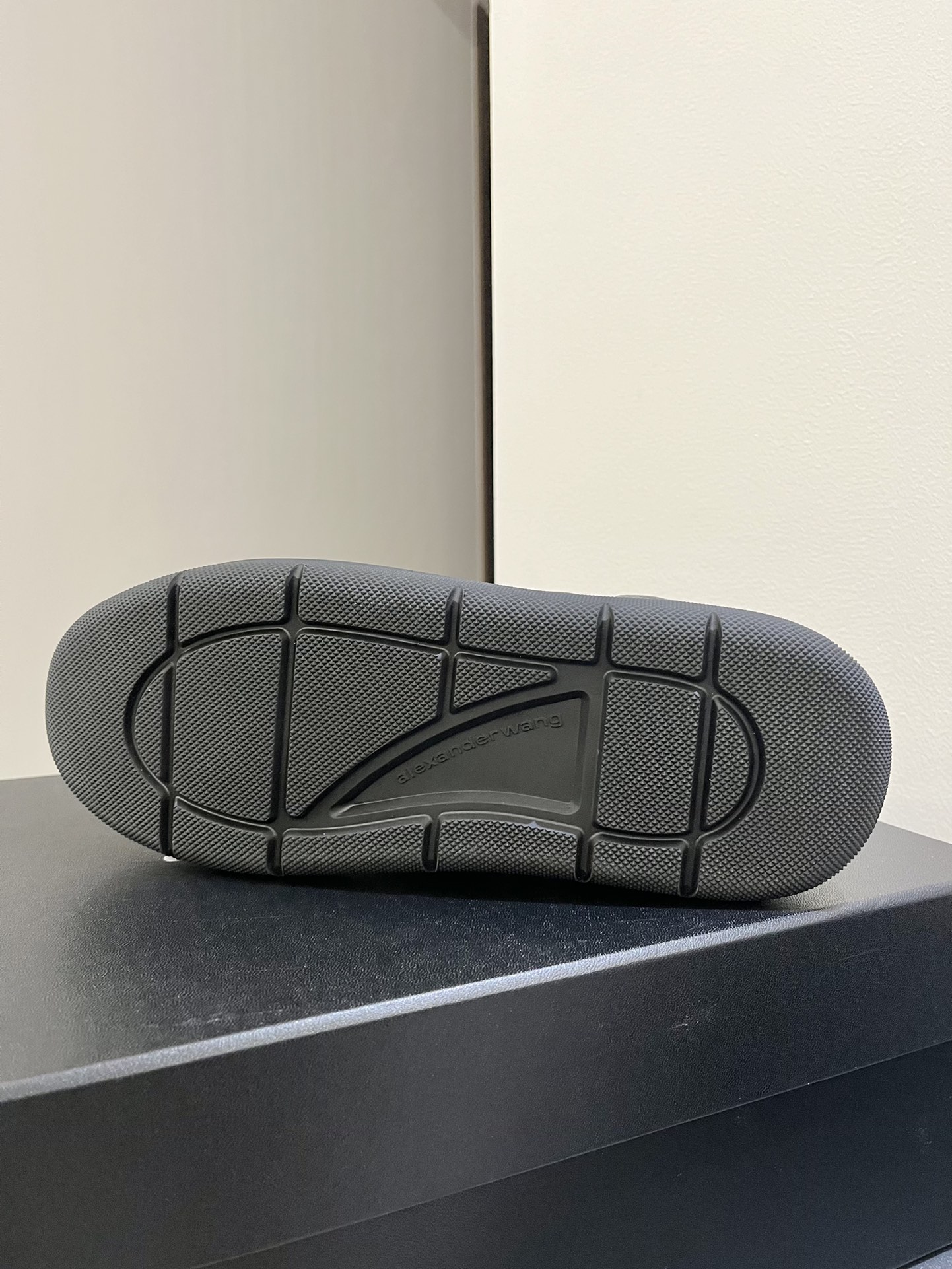 Fashion Review: Alexanderwang Unisex Shoes with Unique Design and High-Quality Materials - 图片 8