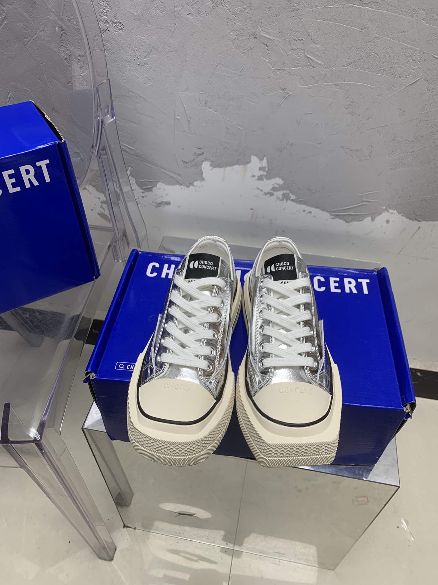 “Popular Flashback Shoes: Original Design with Custom Fabrics and Unique Features”