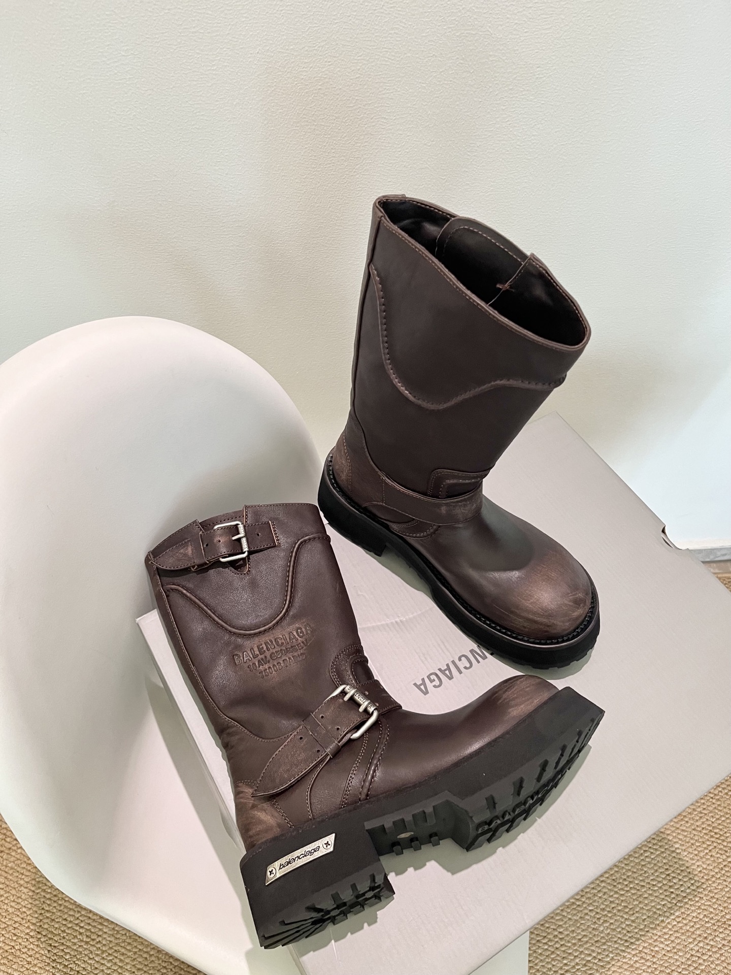 Balenciaga FW25 Venom Boots: Parisian Family Edition Overview - 图片 7