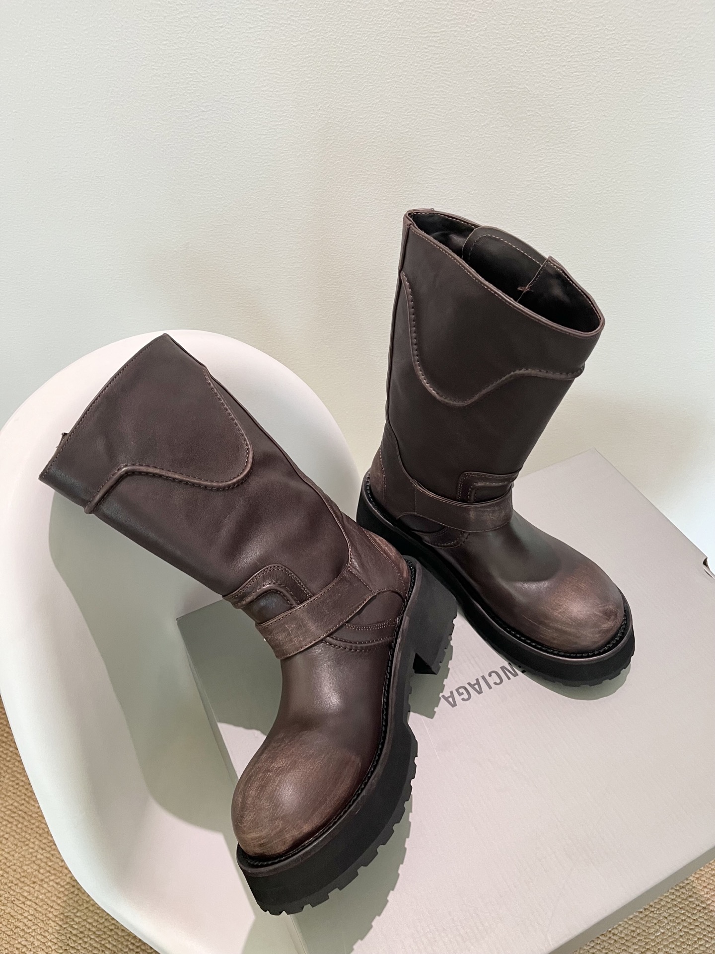 Balenciaga FW25 Venom Boots: Parisian Family Edition Overview - 图片 8