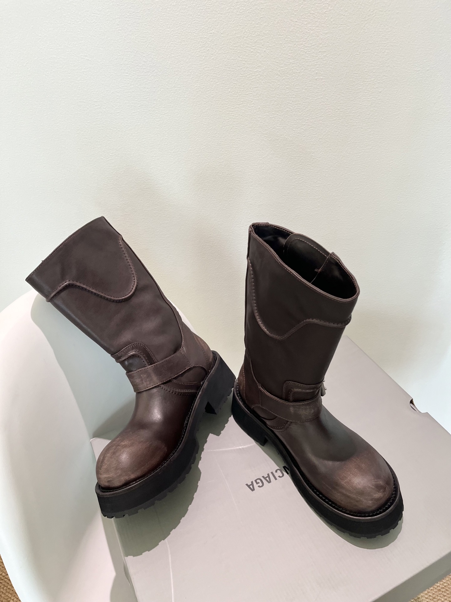 Balenciaga FW25 Venom Boots: Parisian Family Edition Overview - 图片 6